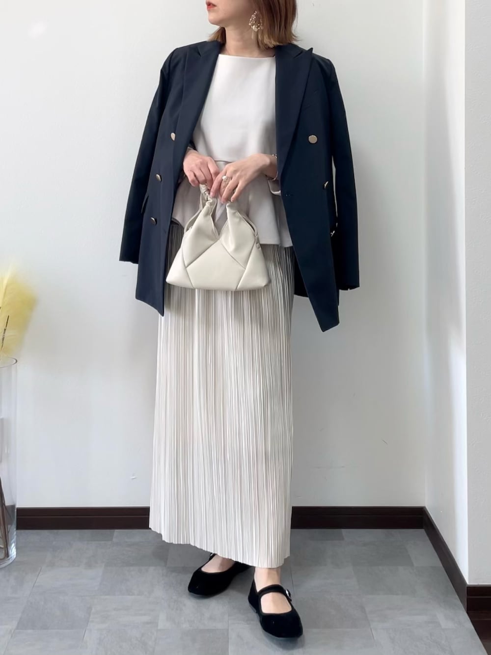 グレー系のTシャツ/カットソー、ブルー系のテーラードジャケット、ホワイト系のショルダーバッグを着用したレディースの冬コーディネートの1枚目の写真