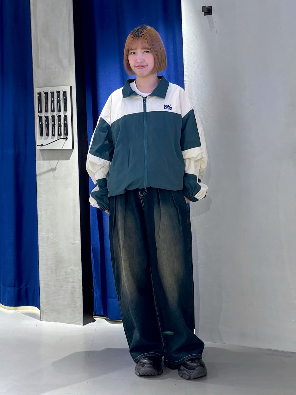「古着MIX、春服コーデ、おでかけコーデ、ラフコーデ、楽チンコーデ、デニムコーデ、パンツスタイル、春アウター、アウトドアコーデ、シャカシャカ、ジャージ、ワイドデニム、ワイドパンツ、PAGEBOY、PBLIM」｜「PAGEBOYのタックデニムパンツ（デニムパンツ、ブルー系）」を使った、ミハルさん（骨格ウェーブ・レディース・152cm）の春コーディネートの1枚目の写真