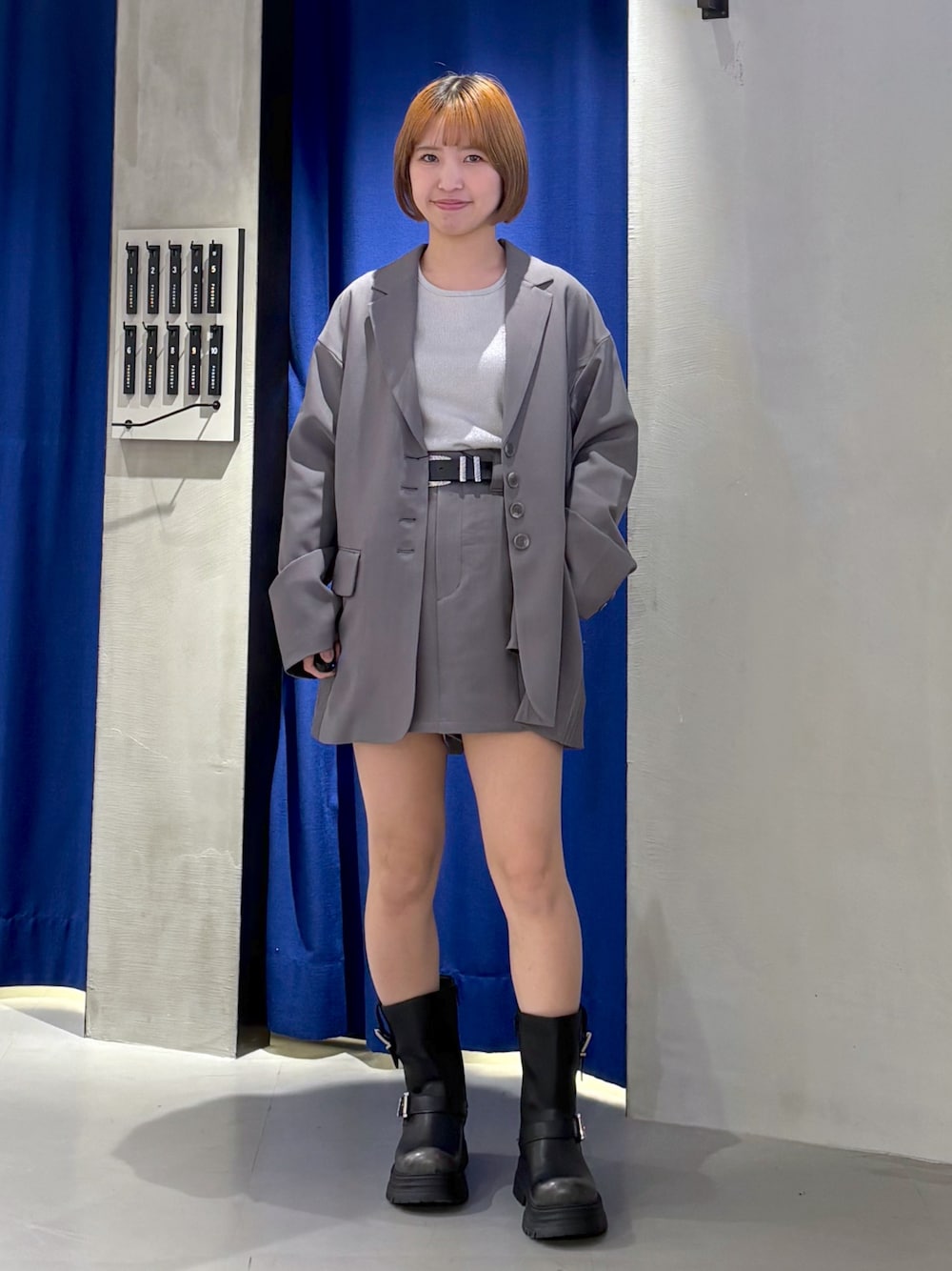 「春コーデ、キレイめカジュアル、シンプルスタイル、キレイめコーデ、低身長女子、スカートコーデ、グレー、ジャケット/アウター、セレモニーコーデ、ショートパンツ、セットアップ、ジャケット、エンジニアブーツ、PAGEBOY、ベルト」｜「PAGEBOYの<セットアップ対応>バックリボンジャケット（テーラードジャケット、ベージュ系）」を使った、ミハルさん（骨格ウェーブ・レディース・152cm）の春コーディネートの1枚目の写真