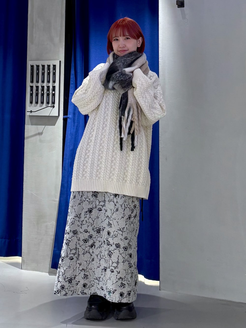 「ホワイトコーデ、冬コーデ、クリスマスに着たい服、冬服、きれいめコーディネート、大人ガーリー、スカートコーデ、マフラー、タイトスカート、白ニット、Aラインスカート、厚底スニーカー、PAGEBOY、低身長女子、152cmコーデ」｜「PAGEBOYのスクエアケーブルビッグプルオーバー（ニット/セーター、ホワイト系）」を使った、ミハルさん（骨格ウェーブ・レディース・152cm）の冬コーディネートの1枚目の写真