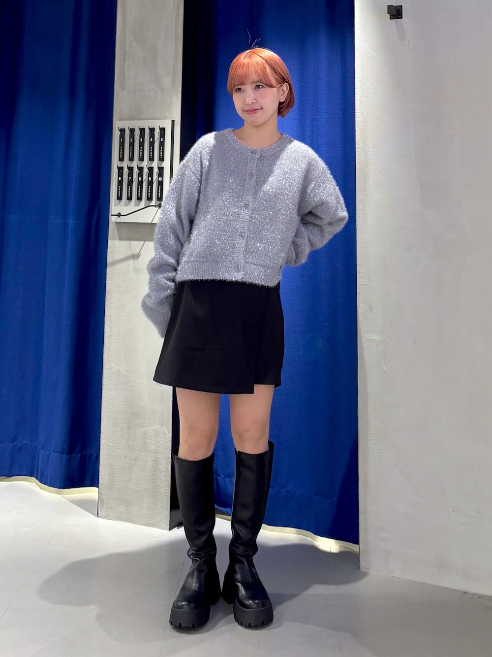 カーディガン/ボレロ（グレー系）を使った「ロングブーツコーデ」の