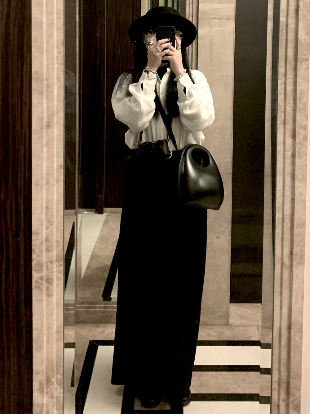 「ootd、黒」｜「initialのアイテム（帽子、ブラック系）」を使った、mankkongさん（レディース・165cm）の冬コーディネートの1枚目の写真