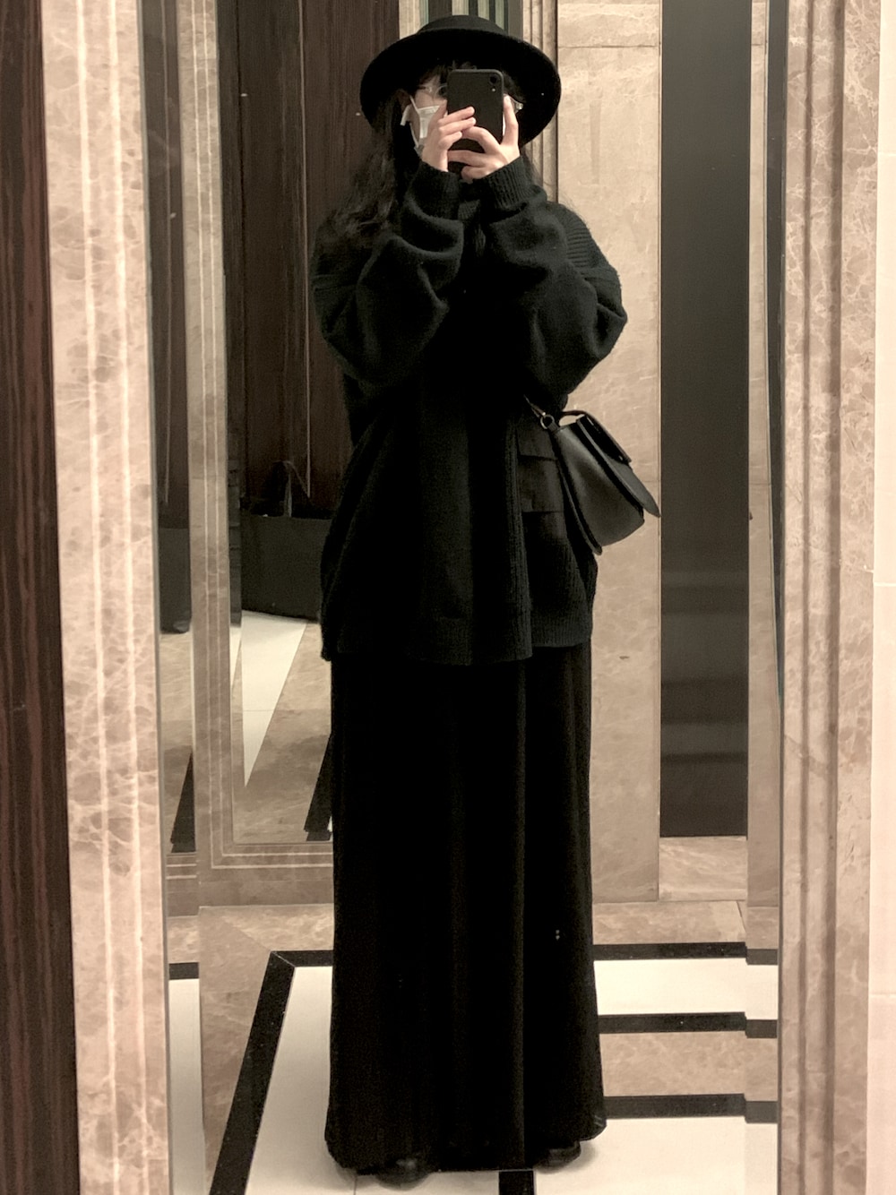 「ootd、黒」｜「initialのアイテム（帽子、ブラック系）」を使った、mankkongさん（レディース・165cm）の冬コーディネートの1枚目の写真