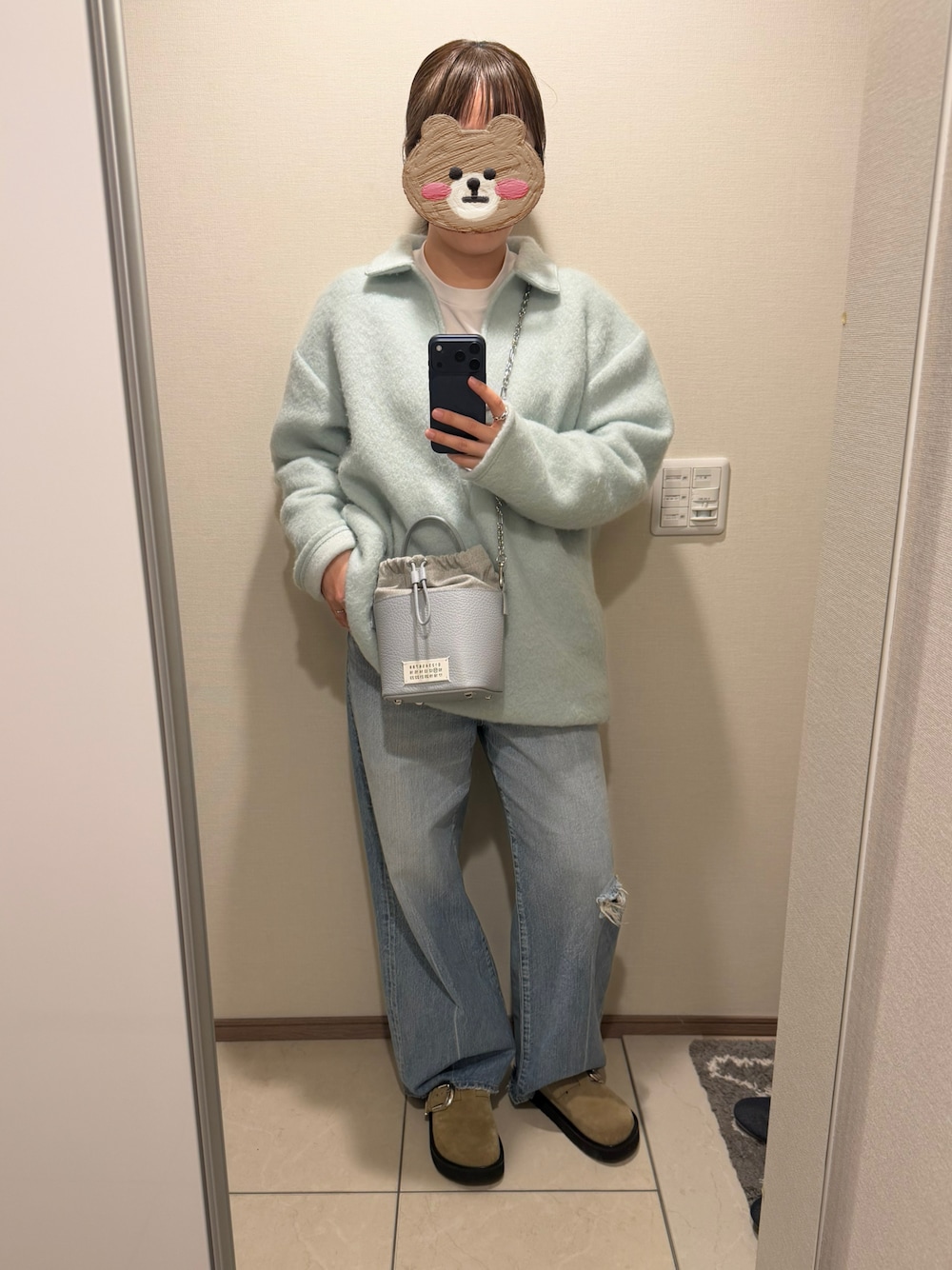 グリーン系のその他トップス、ブルー系のバッグ、ブルー系のデニムパンツを着用したレディースの秋コーディネートの1枚目の写真