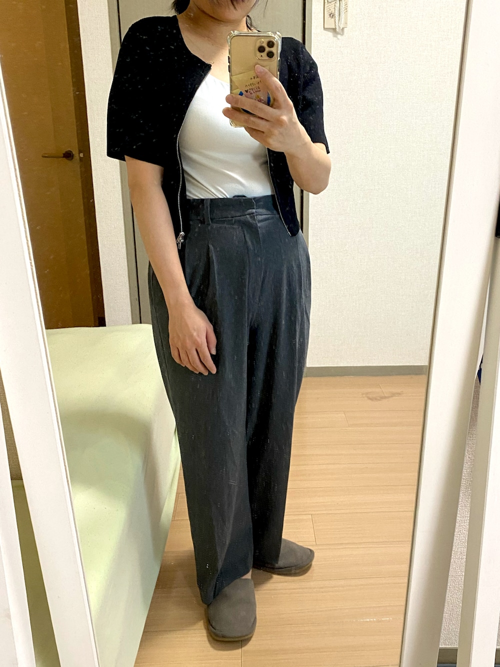 「シンプル、ユニクロ、uniqlo、プチプラ、プチプラコーデ、ブラトップ、ジップアップ、タックパンツ、着回しコーデ、春、モノトーンコーデ、低身長女子、骨格ストレート」｜「UNIQLOのアイテム（スラックス、グレー系）」を使った、みおのうちさん（レディース・153cm）の春コーディネートの1枚目の写真