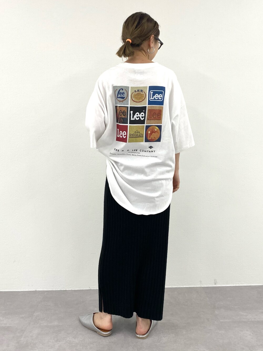 「休日コーデ、カジュアルコーデ、ゆるコーデ、ラクチンコーデ、休日スタイル、モノトーンコーデ、LEE、バックプリント、Tシャツ、スカート、タイトスカート、低身長」｜「CIAOPANIC TYPYの【Lee/リー】別注バックプリントビッグTee（Tシャツ/カットソー、ホワイト系）」を使った、manamiさん（レディース・156cm）の冬コーディネートの1枚目の写真