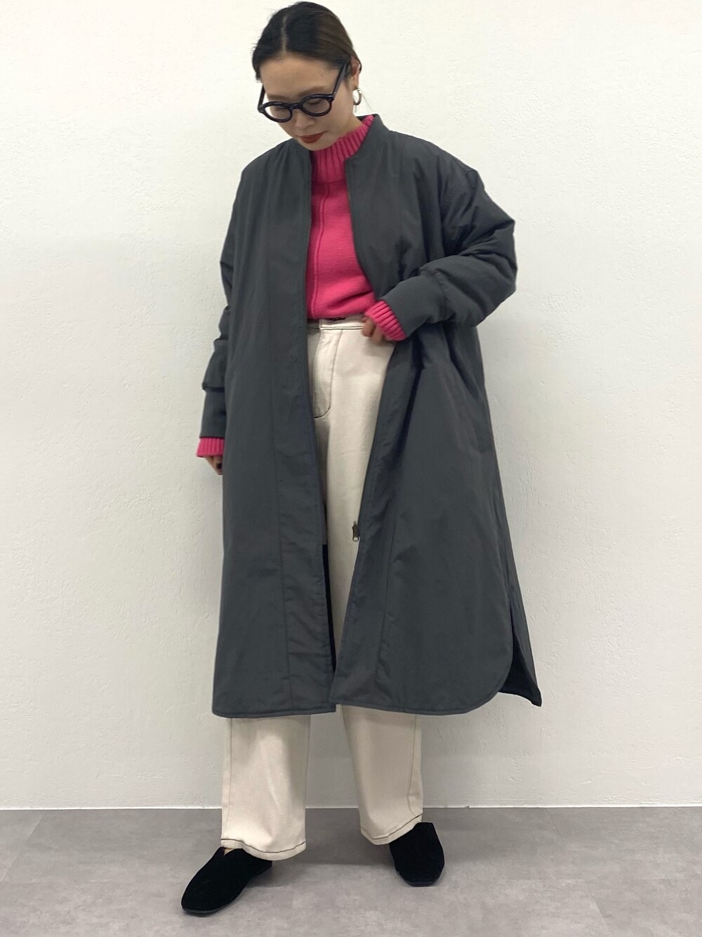 「休日スタイル、ビッグシルエット、カジュアル、オトナ女子、アウター、アウターコーデ、カラーニット、ママファッション、MA-1、プチプラコーデ、リバーシブル、ピンク、ピンクニット」｜「CIAOPANIC TYPYのリバーシブルロングMA-1（MA-1、グレー系）」を使った、manamiさん（レディース・156cm）の冬コーディネートの1枚目の写真