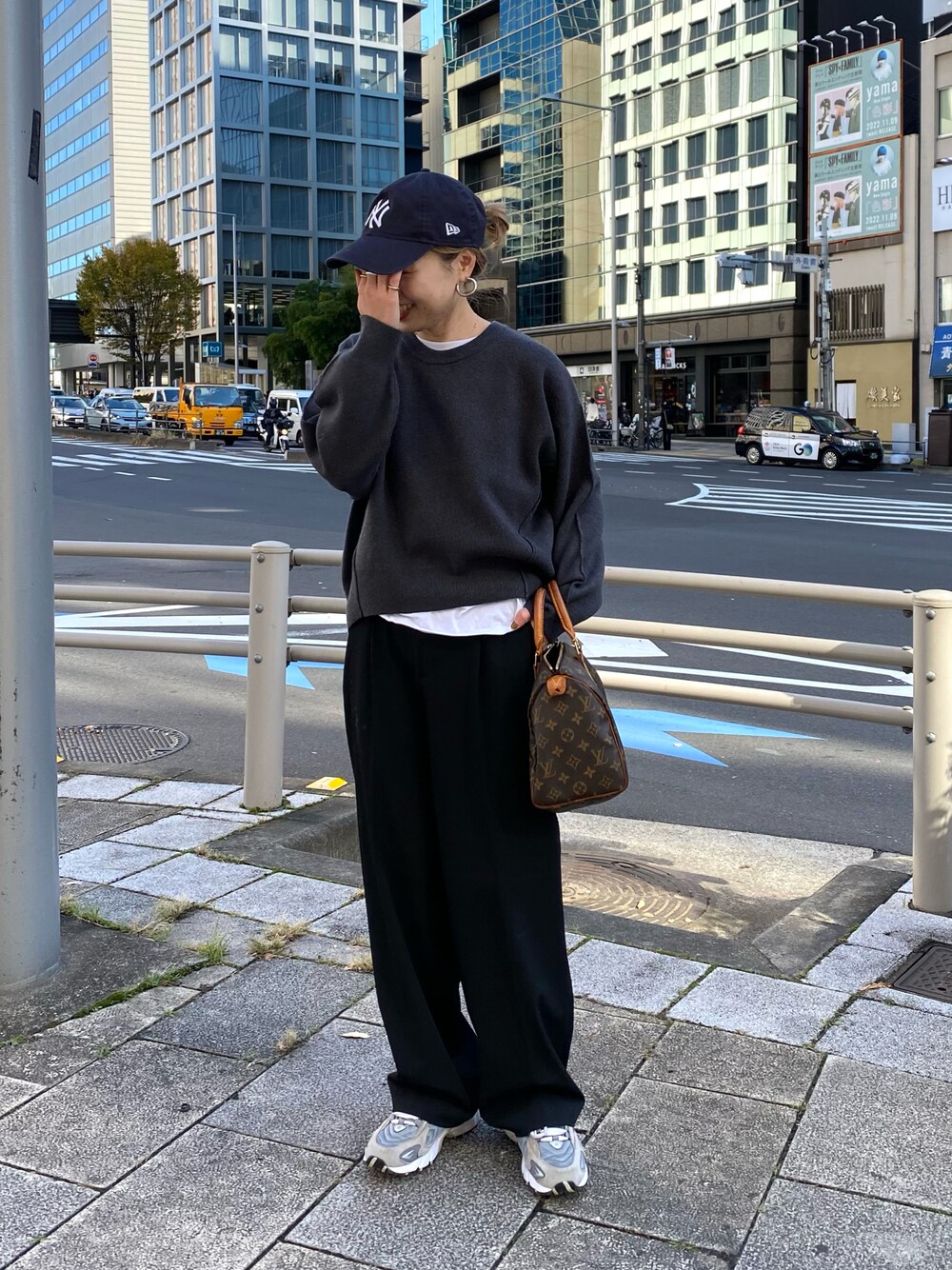 「秋冬コーデ、オトナカジュアル、シンプルコーデ、大人コーデ、楽チンコーデ、カジュアル、スニーカーコーデ、黒、ラフ、黒コーデ、大人カジュアル、メンズライク、ニット」｜「CIAOPANIC TYPYの□アウトリンキングカラーニット（ニット/セーター、グレー系）」を使った、manamiさん（レディース・156cm）の冬コーディネートの1枚目の写真
