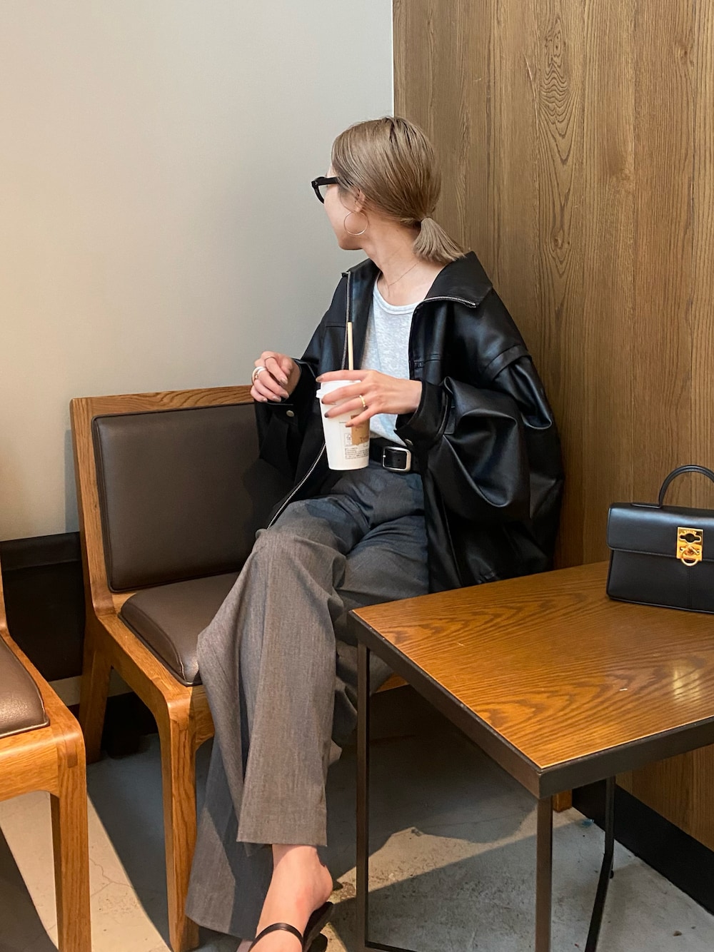 「おでかけコーデ、パンツスタイル、キレイめカジュアル、大人コーデ、ワントーンコーデ、レザージャケット、秋服、シンプルコーデ、カジュアルコーデ、大人カジュアル」｜「CIAOPANIC TYPYの【ユニセックス】フェイクレザー2WAYスタンドブルゾン（ライダースジャケット、ブラック系）」を使った、manamiさん（レディース・156cm）の夏コーディネートの1枚目の写真