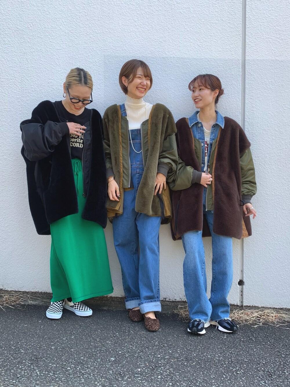 「だから秋服が好き、カジュアルコーデ、秋のコーデ、大人カジュアル、タイトスカート、アウター、ファーコート、カジュアル、CIAOPANIC TYPY、デニム、サロペット」｜「CIAOPANIC TYPYの【説明動画有】【etsinta/エシンタ】ファー切替ジャケット（ブルゾン、ブラック系）」を使った、manamiさん（レディース・156cm）の秋コーディネートの1枚目の写真