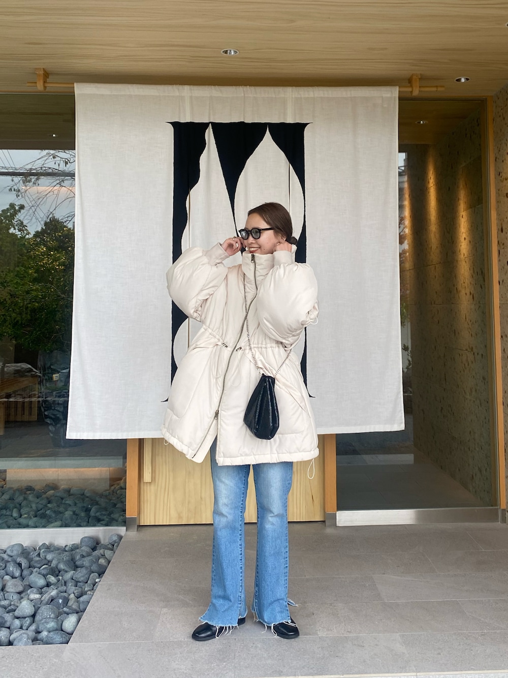 「秋のコーデ、秋冬コーデ、シンプルコーデ、大人コーデ、オトナカジュアル、ホワイト、デニムコーデ、デニム、冬アウター、アウター」｜「CIAOPANIC TYPYの【WEB限定カラーあり】ドロストギャザーマルチウェイスタンドアウター（ダウンジャケット/コート、ホワイト系）」を使った、manamiさん（レディース・156cm）の秋コーディネートの1枚目の写真