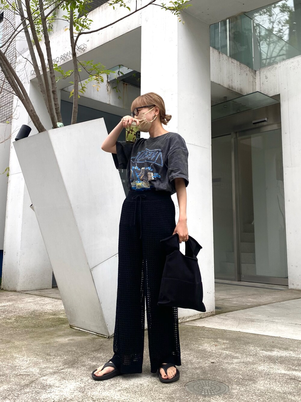 「メッシュ、メッシュパンツ、オトナ女子、夏、きれいめカジュアル、大人女子、ブラック、トレンド、Tシャツ、CIAOPANIC TYPY」｜「CIAOPANIC TYPYのテープヤーンメッシュ編みニットパンツ（その他パンツ、ブラック系）」を使った、manamiさん（レディース・156cm）の夏コーディネートの1枚目の写真