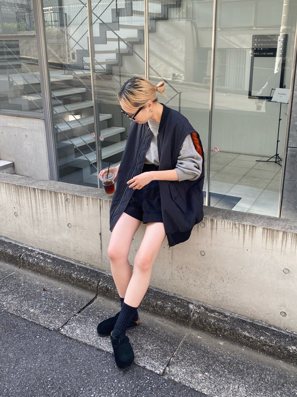 「秋ルック紹介するよ、秋コーデ、秋服準備はじめました、ラクチンコーデ、カジュアルスタイル、シンプルコーデ、オトナカワイイ、ニット、ショートパンツ、MA-1」｜「CIAOPANIC TYPYの∴【ユニセックス】2WAYボリュームスリーブMA‐1（MA-1、ブラック系）」を使った、manamiさん（レディース・156cm）の秋コーディネートの1枚目の写真