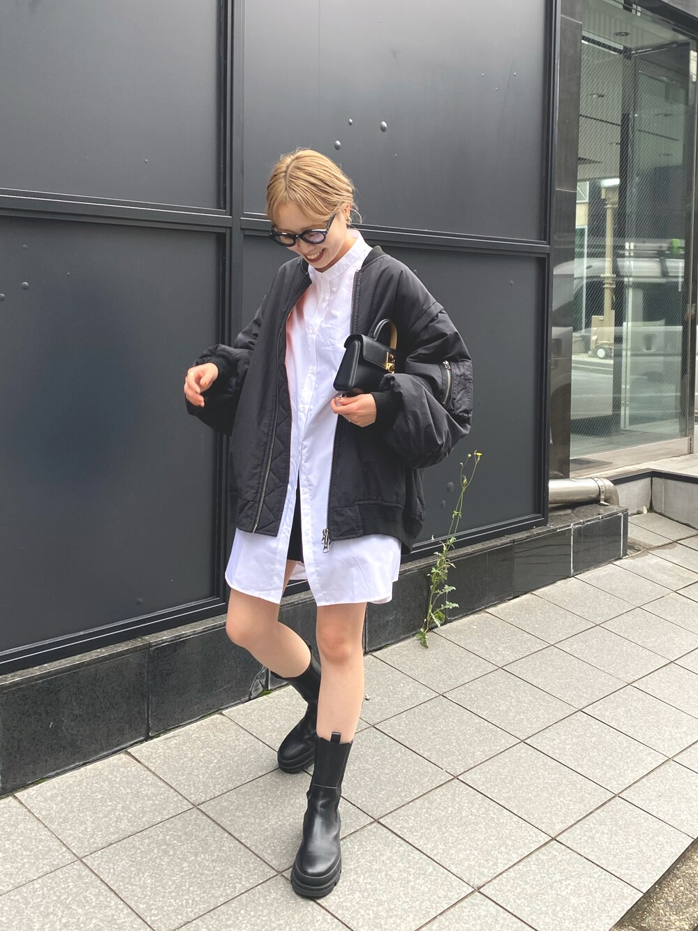 「休日コーデ、秋服、カジュアル、オトナ女子、ブーツスタイル、お出かけコーデ、秋コーデ、シャツスタイル、シンプルスタイル、MA-1、アウター、ミリタリー、シャツワンピ、大人カジュアル」｜「CIAOPANIC TYPYの∴【ユニセックス】2WAYボリュームスリーブMA‐1（MA-1、ブラック系）」を使った、manamiさん（レディース・156cm）の秋コーディネートの1枚目の写真