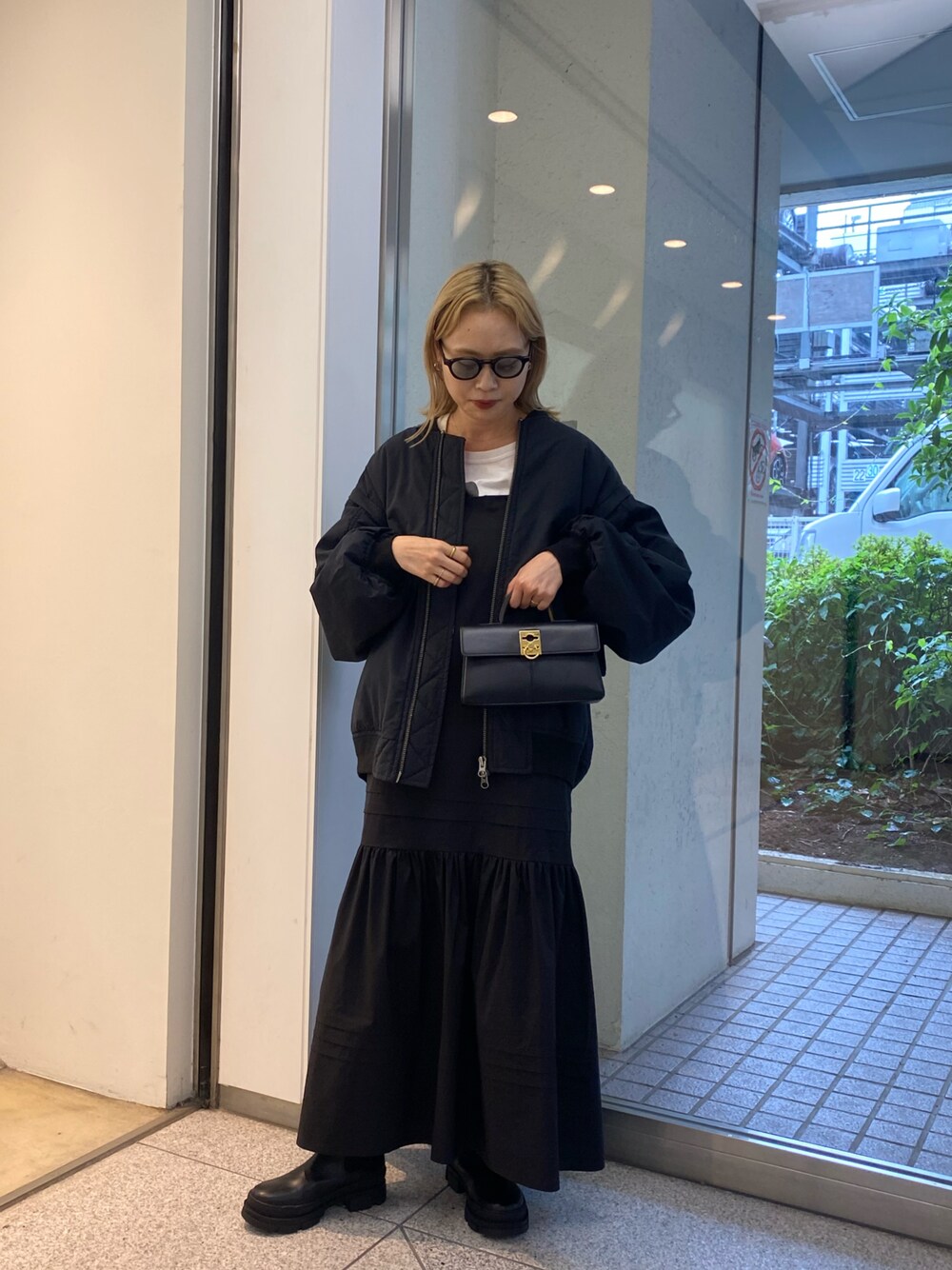 「MA-1、アウター、ミリタリー、ワンピース、ワンピ、キャミワンピ、ブラック、ブラックコーデ、シンプル、カジュアル、秋のコーデ、秋冬コーデ」｜「CIAOPANIC TYPYの∴【ユニセックス】2WAYボリュームスリーブMA‐1（MA-1、ブラック系）」を使った、manamiさん（レディース・156cm）の夏コーディネートの1枚目の写真