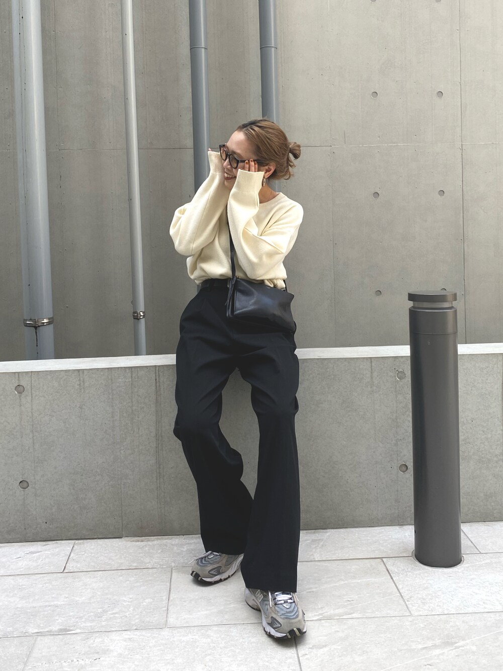 「休日コーデ、シンプルコーデ、オトナカジュアル、オトナ女子、モノトーン、モノトーンコーデ、ニット、スニーカー、ニューバランス、大人カジュアル」｜「CIAOPANIC TYPYの□アウトリンキングカラーニット（ニット/セーター、ホワイト系）」を使った、manamiさん（レディース・156cm）の冬コーディネートの1枚目の写真
