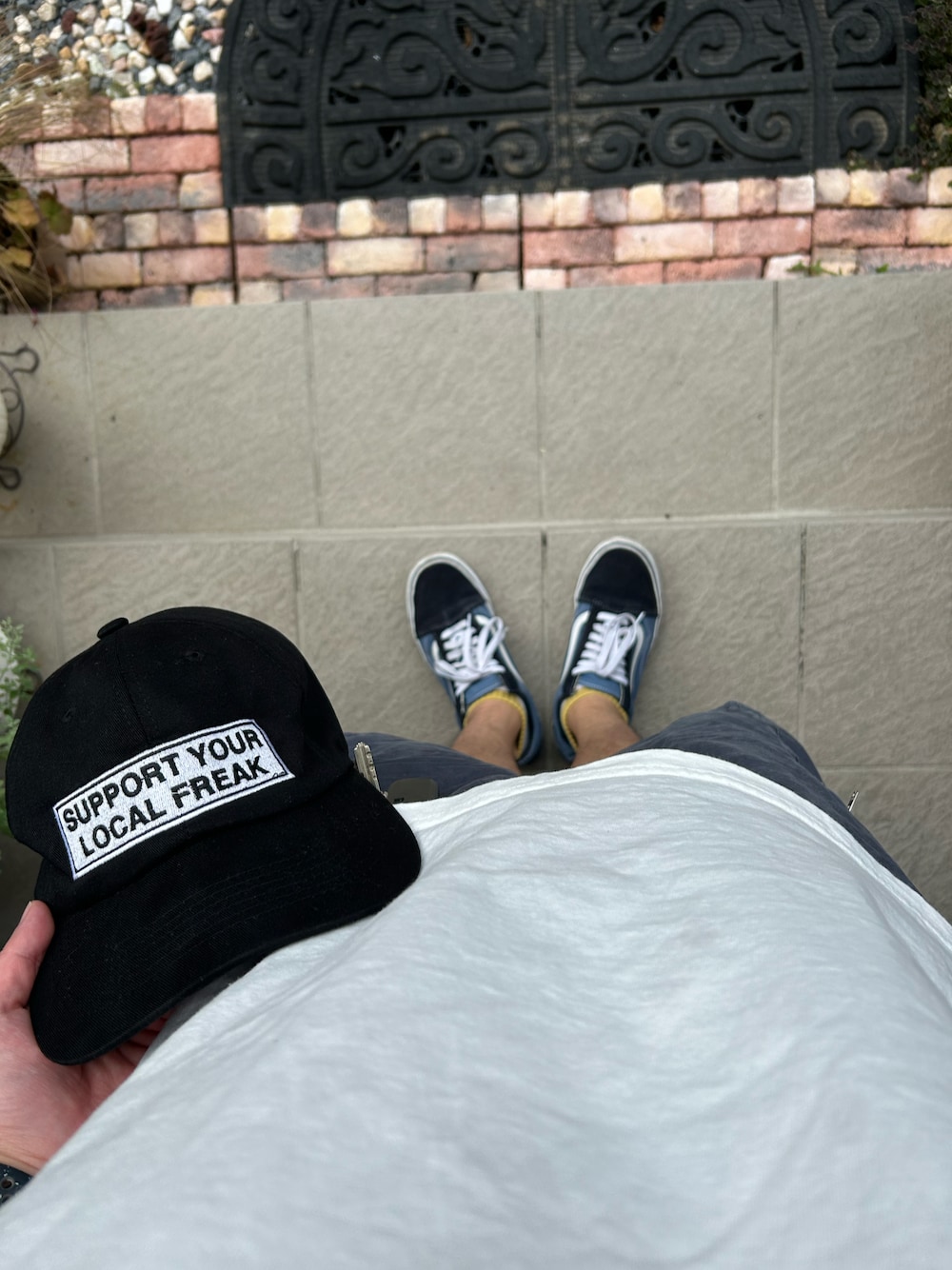 ホワイト系のTシャツ/カットソー、ブルー系のカーゴパンツ、ブルー系のスニーカーを着用したメンズの秋コーディネートの1枚目の写真