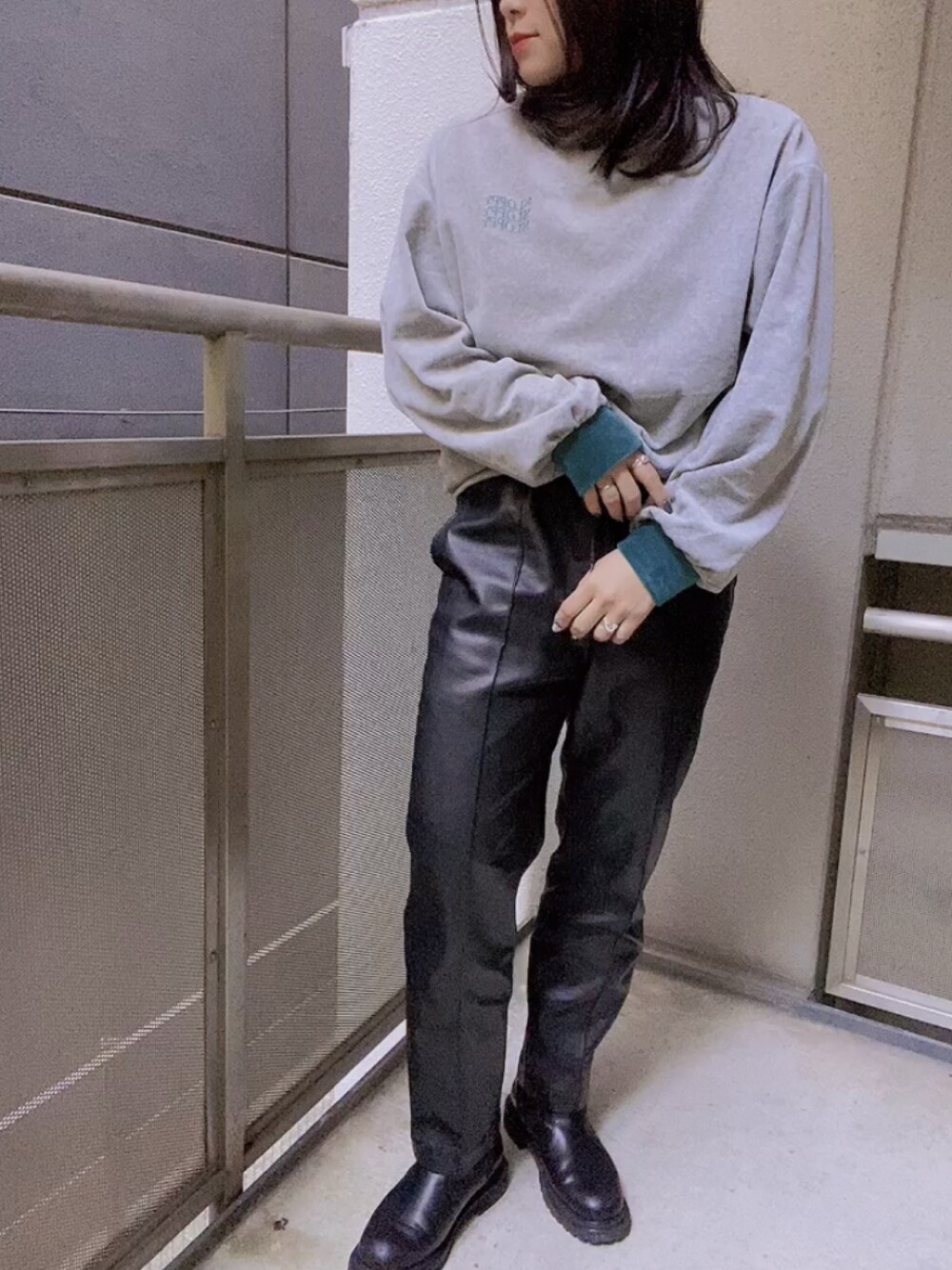 「私の推しブランド、休日スタイル、今日のコーデ、カジュアルコーデ、冬、着回しコーデ、ootd、リネアストリア、ウィッグ、パンツコーデ、スウェット、おしゃれさんと繋がりたい、ラフ、大人コーデ、パンツスタイル」｜「w closetのエコレザーテーパードパンツ（その他パンツ、ブラック系）」を使った、mariaさん（レディース・164cm）の冬コーディネートの1枚目の写真