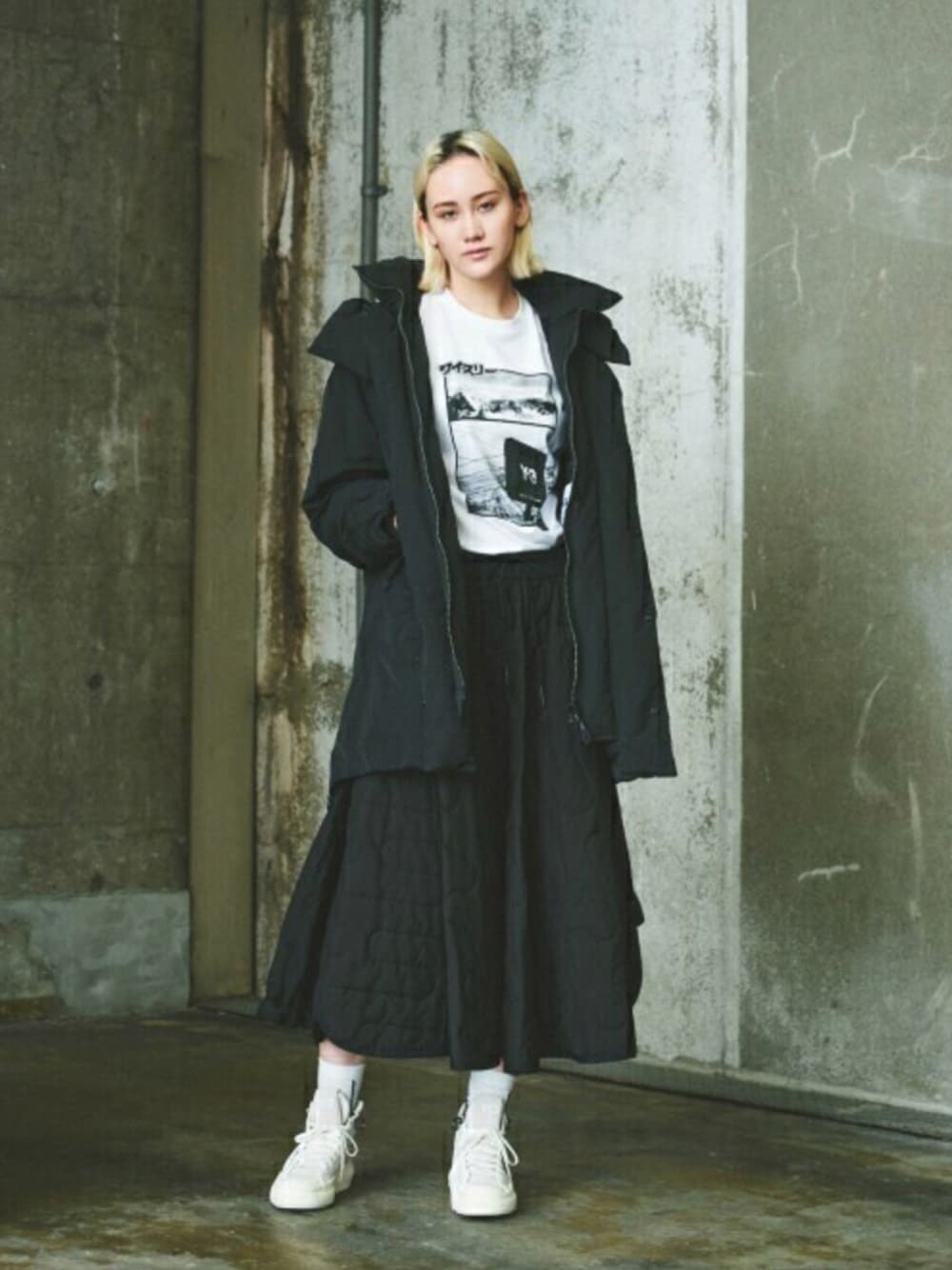 「スニーカー、スカート、モノトーン、オーバーサイズ、モード、Y-3、プリントT、ワイスリー(Y-3)、オーバーサイズコート」｜「Y-3のU CH2 ZINE PAGE-1 SS TEE（Tシャツ/カットソー、ホワイト系）」を使った、Y-3さん（レディース・175cm）の秋コーディネートの1枚目の写真