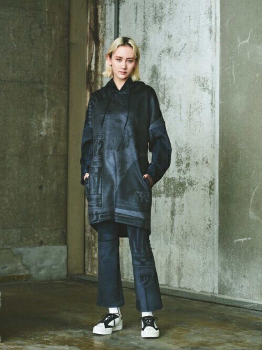 「スニーカー、セットアップ、パーカー、ベルベット、白スニーカー、ビックシルエット、Y-3、フレアパンツ、ワイスリー(Y-3)、ベルベットパンツ」｜「Y-3のW CH2 VELVET SPACER ZINE AOP HOODIE（パーカー、ブラック系）」を使った、Y-3さん（レディース・175cm）の秋コーディネートの1枚目の写真