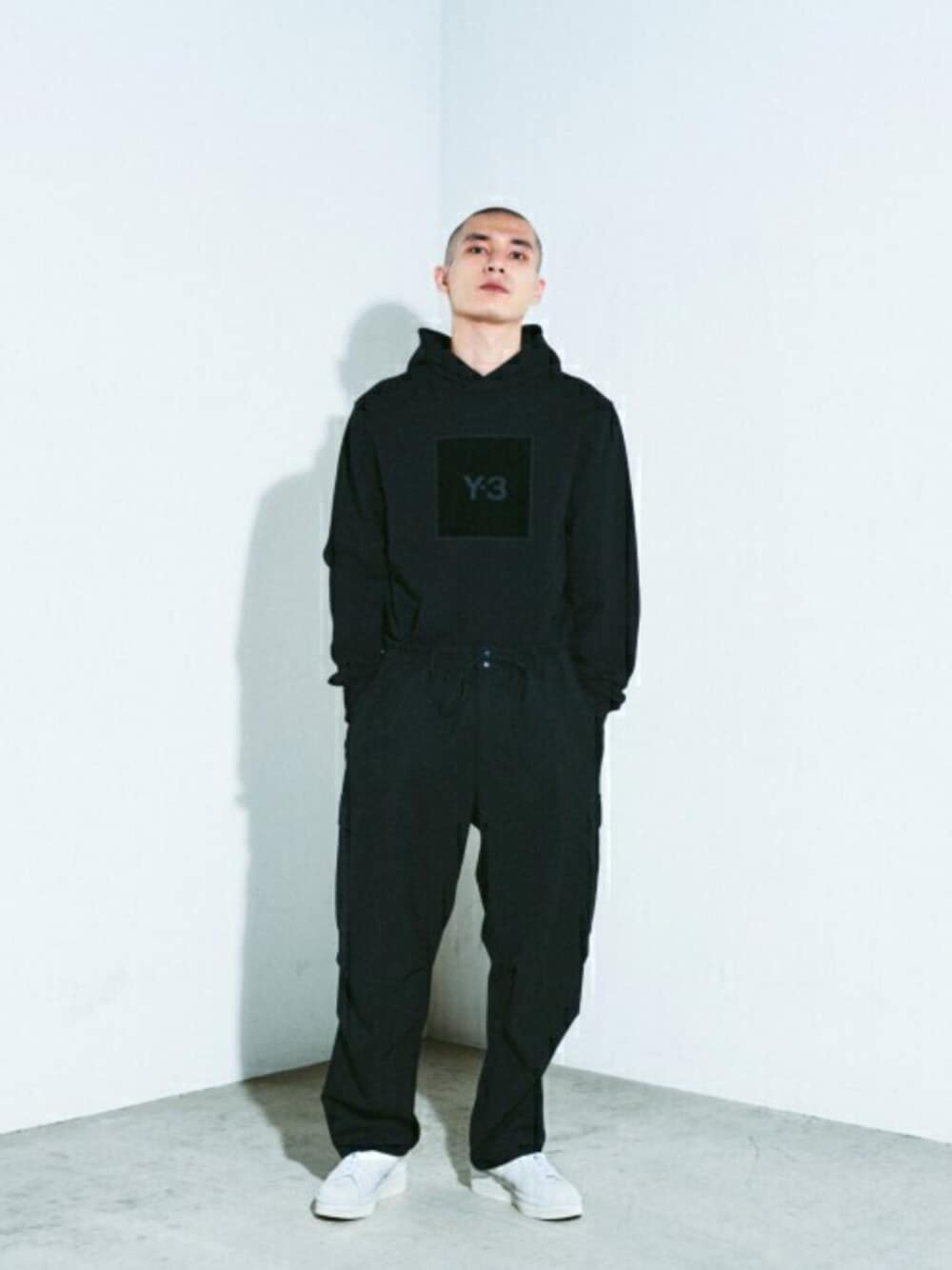 ブラック系のパーカー、ブラック系のその他パンツ、ホワイト系のスニーカーを着用したメンズの夏コーディネートの1枚目の写真