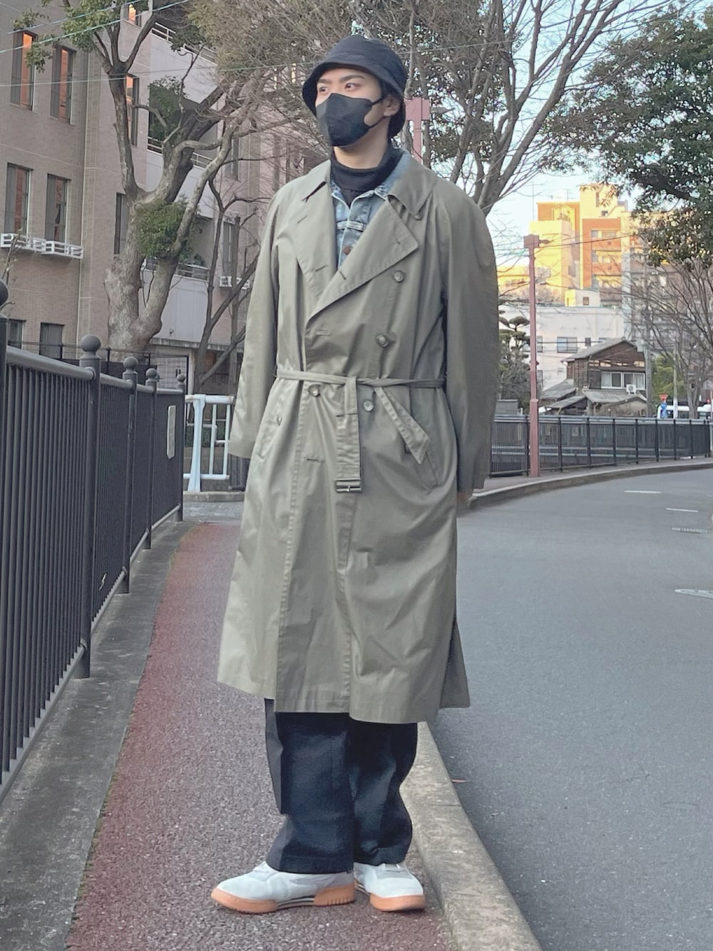 「メンズコーデ、ゆるコーデ、いいね、save、フォローお願いします🤑、古着MIX、古着男子、バケットハット、トレンチコート、春服デビュー宣言、グリーン、春服、キレイめ、vintage、デニムジャケット、ディッキーズ(Dickies)、スニーカー」｜「Y-3のY-3 BUCKET（ハット、ブラック系）」を使った、とんとんさん（メンズ・180cm）の春コーディネートの1枚目の写真