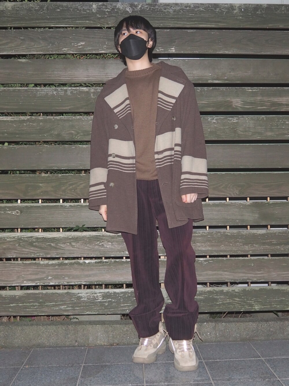 「秋冬コーデ、おしゃれさんと繋がりたい、シンプル、カジュアルコーデ、冬、スラックス、オーバーサイズ、UNIQLO、モックネック、yeezy、コート、ワイドパンツ、いいね、save、フォローお願いします🤑、秋コーデ、冬コーデ」｜「UNIQLOのアイテム（ニット/セーター、ブラウン系）」を使った、とんとんさん（メンズ・180cm）の冬コーディネートの1枚目の写真