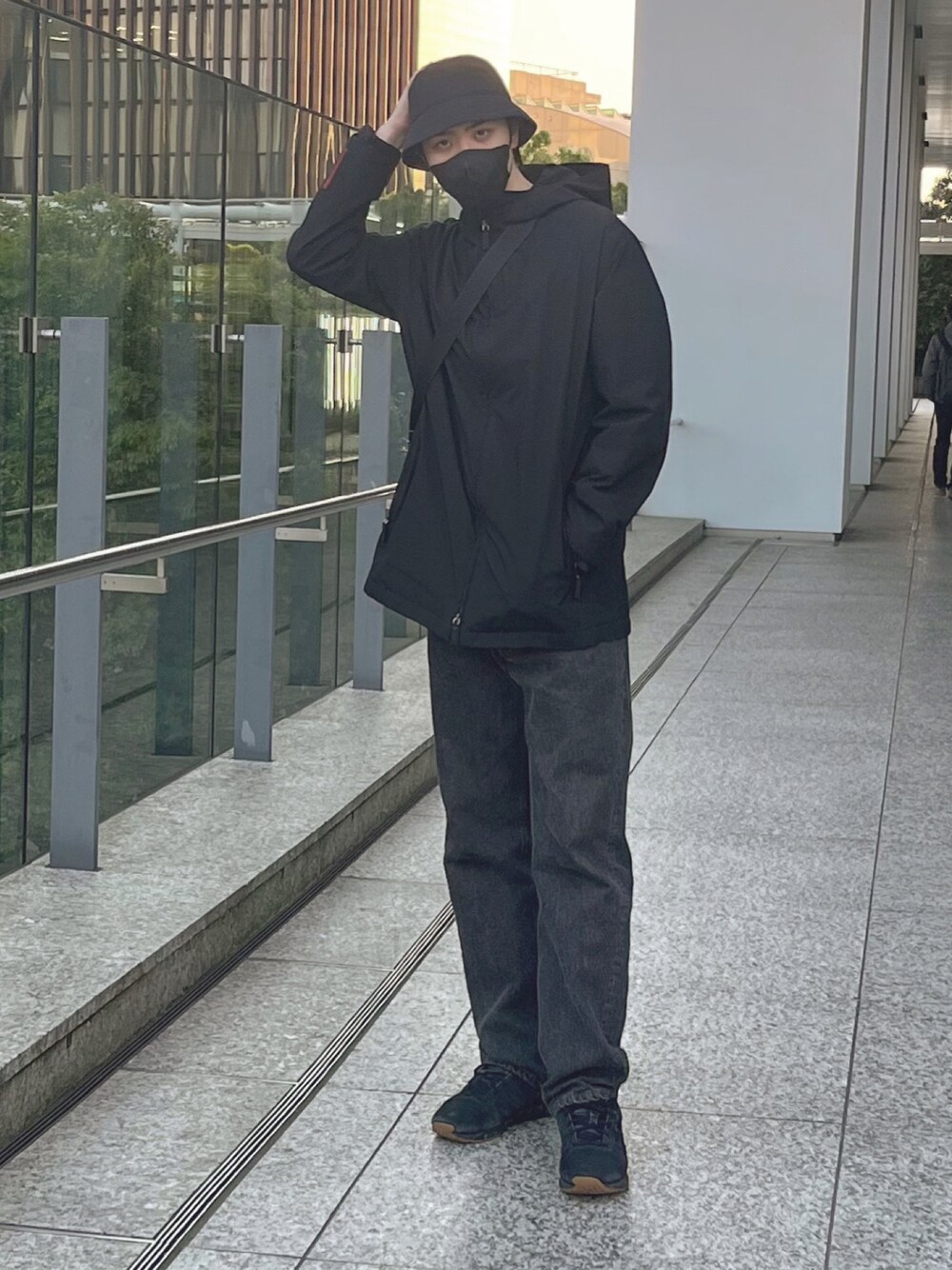 「春夏コーデ、大人カジュアル、春、メンズファッション、ゆるコーデ、シンプルスタイル、ビッグシルエット、お洒落さんとつながりたい、モノトーン、ブラックコーデ、PRADA、リーバイス、asics、ブラック、バケットハット」｜「Levi'sのLevi’s/リーバイス SILVER TAB/シルバー タブ/ルーズ シルエット デニム（デニムパンツ、ブラック系）」を使った、とんとんさん（メンズ・180cm）の春コーディネートの1枚目の写真