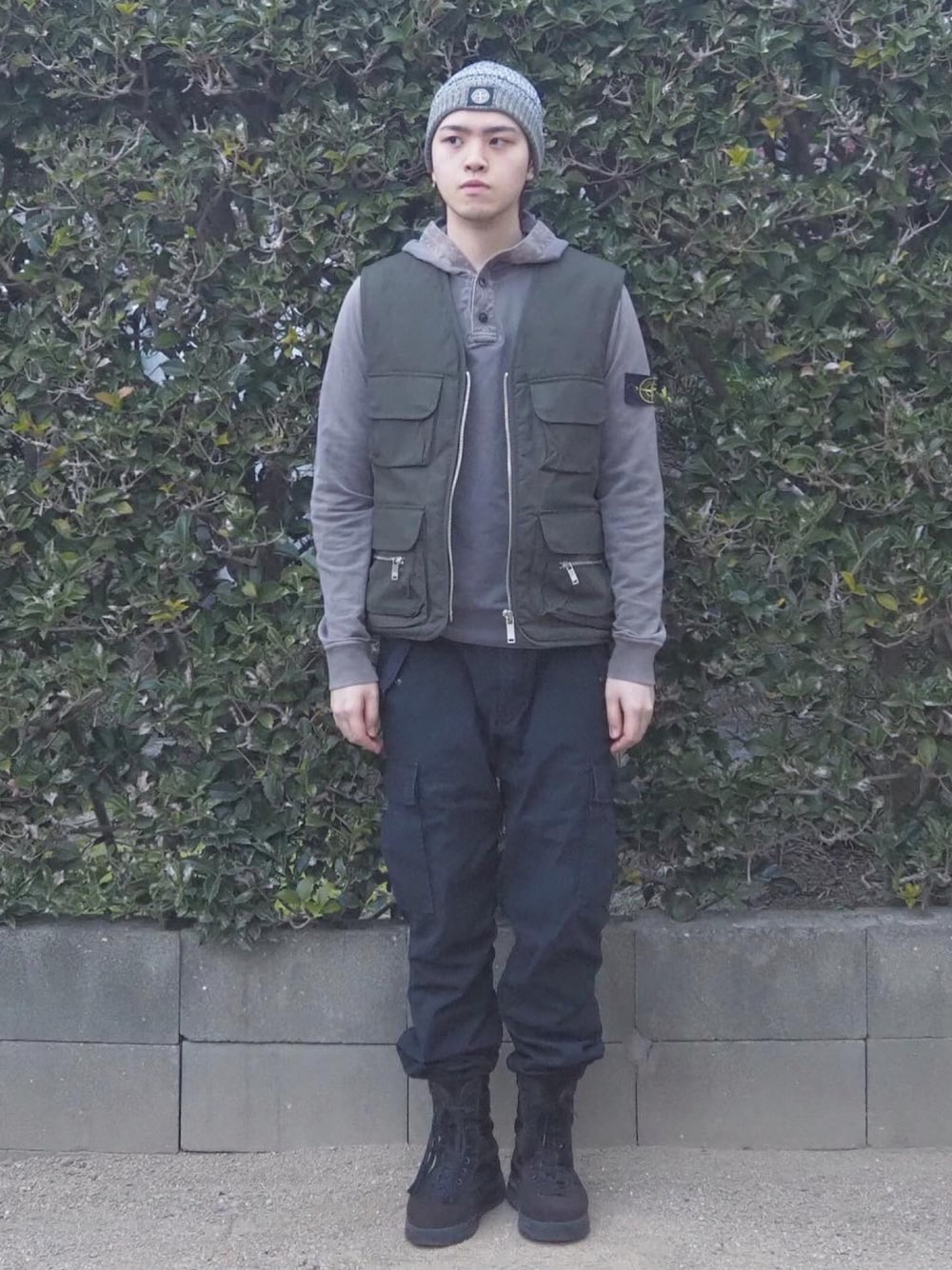 「休日コーデ、シンプル、春、おしゃれさんと繋がりたい、はるコーデ、カーゴパンツ コーデ、パーカー、stoneisland、テックウェア、ストーンアイランド、古着MIX、アウトドアスタイル、男の子、メンズコーデ、ビーニー」｜「STONE ISLANDのアイテム（ニットキャップ/ビーニー、グレー系）」を使った、とんとんさん（メンズ・180cm）の春コーディネートの1枚目の写真