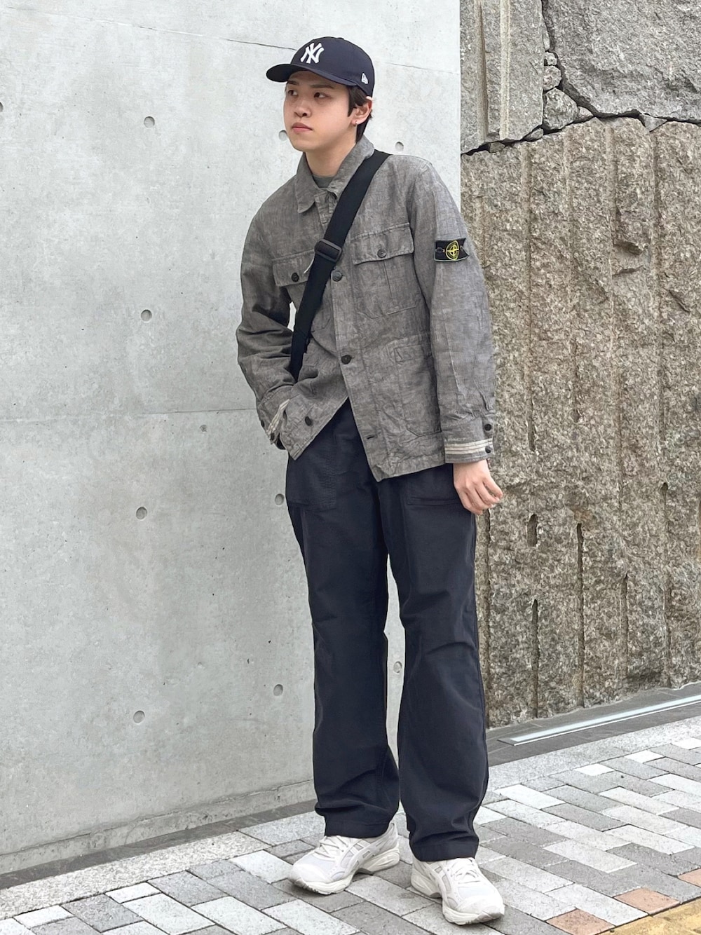 「休日スタイル、古着MIX、UNIQLO、stoneisland、カジュアル、ゆるコーデ、キャップ、ミリタリー、ootd、春夏コーデ、グレーコーデ、きれいめカジュアル、グレー、asics、NEW ERA」｜「NEW ERAのニューエラキャップ MLB プレカーブド59FIFTY 帽子（キャップ、ブルー系）」を使った、とんとんさん（メンズ・180cm）の冬コーディネートの1枚目の写真