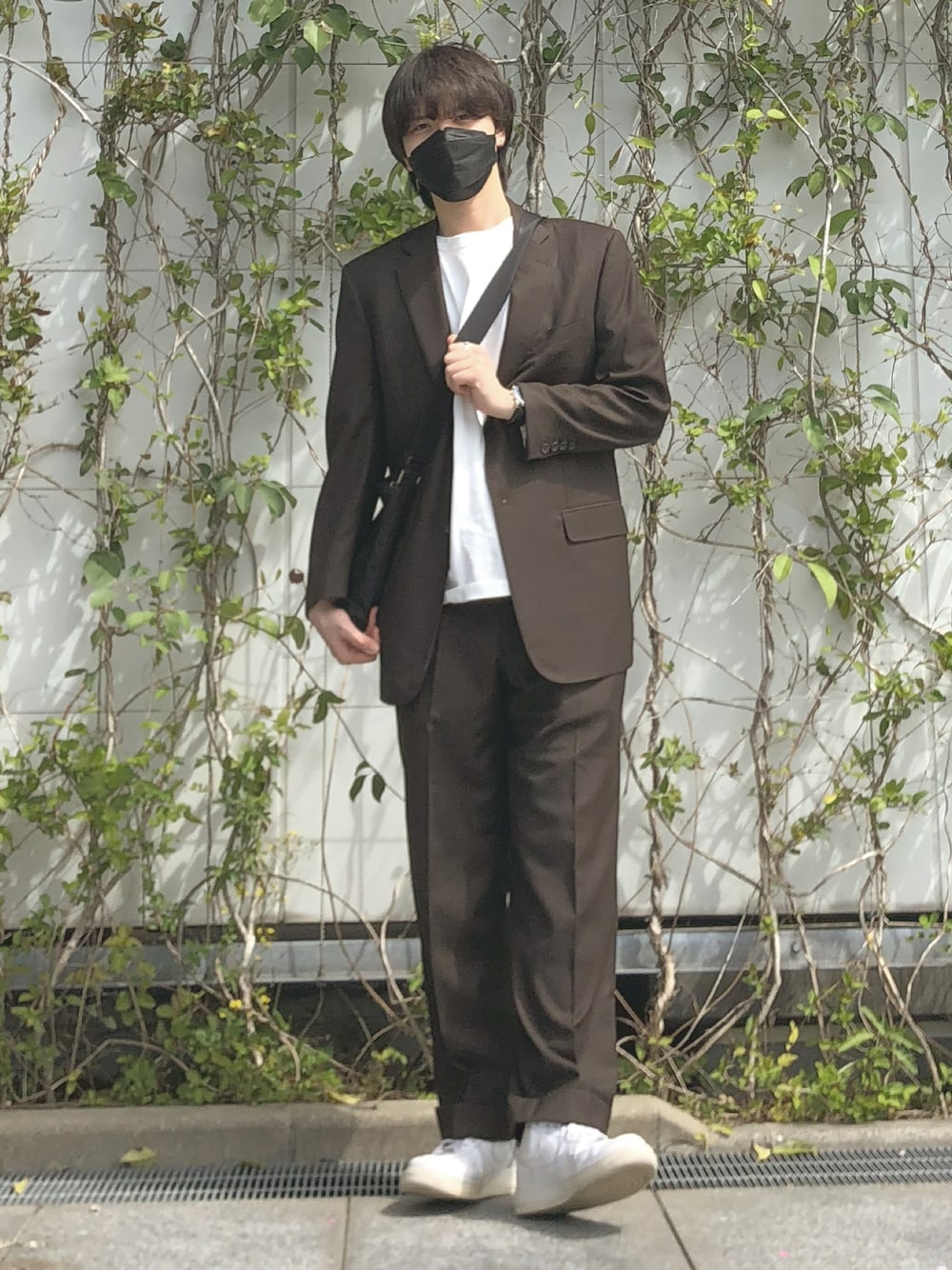 「いまどきジャケット写真、今日のコーデ、大人カジュアル、おしゃれさんと繋がりたい、シンプルコーデ、きれいめカジュアル、メンズファッション、スニーカー、春、古着MIX、valentino、セットアップ、AIR FORCE 1、ジャケットスタイル、シンプルこーで」｜「古着のアイテム（スラックス、ブラウン系）」を使った、とんとんさん（メンズ・180cm）の春コーディネートの1枚目の写真