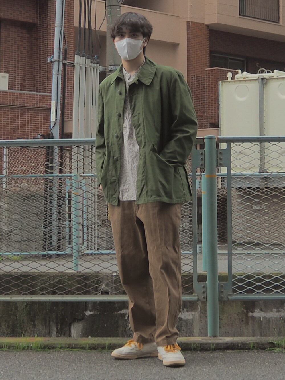 「今日のコーデ、大人カジュアル、メンズファッション、おしゃれさんと繋がりたい、休日コーデ、ootd、春アウター、休日スタイル、春夏コーデ、ラフ、スウェーデン軍、チノパン、ジャケット、古着、古着MIX」｜「UNIQLOのアイテム（チノパンツ、ブラウン系）」を使った、とんとんさん（メンズ・180cm）の春コーディネートの1枚目の写真
