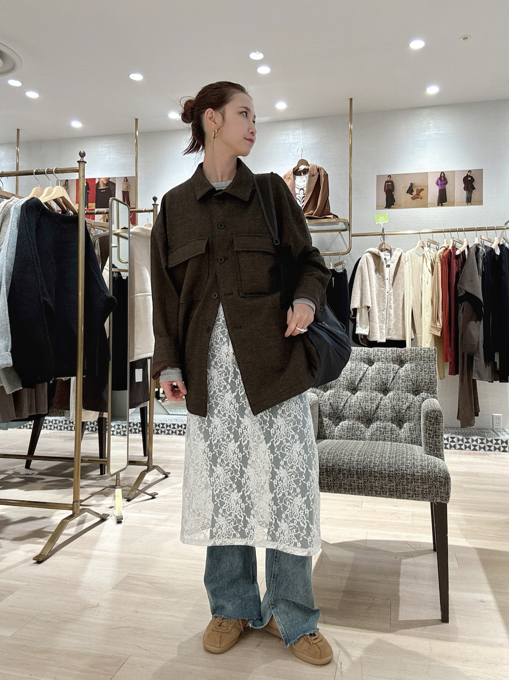 ブラウン系のブルゾン、ホワイト系のスカート、ブルー系のデニムパンツを着用したレディースの秋コーディネートの1枚目の写真