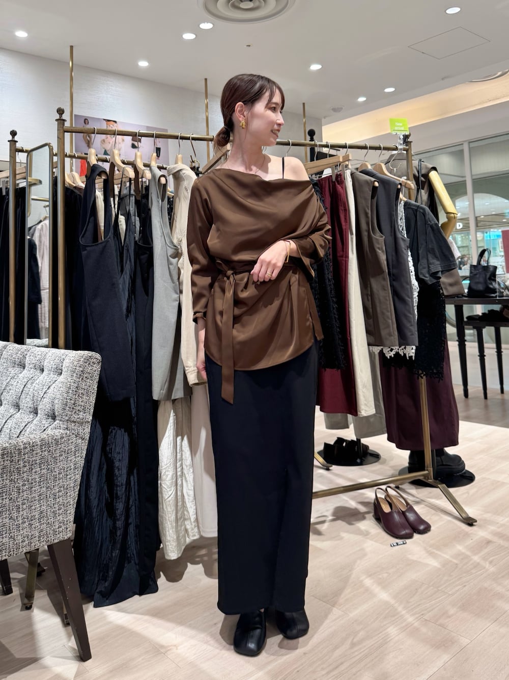 「ブラウン、オトナ女子、オトナカワイイ、30代コーデ」｜「Omekashiのドレープブラウス（シャツ/ブラウス、ブラウン系）」を使った、AYAKAさん（骨格ウェーブ・レディース・159cm）の夏コーディネートの1枚目の写真