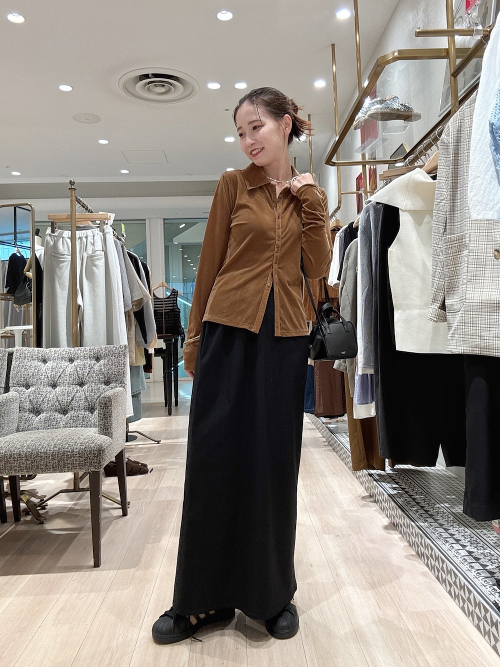 「秋服準備はじめました、初秋コーデ、シンプルスタイル、大人コーデ、キレイめカジュアル、秋色、オトナ女子、お出かけコーデ、スポーツミックス」｜「Omekashiのシアーベロア襟付きカーディガン（Tシャツ/カットソー、イエロー系）」を使った、AYAKAさん（骨格ウェーブ・レディース・159cm）の秋コーディネートの1枚目の写真