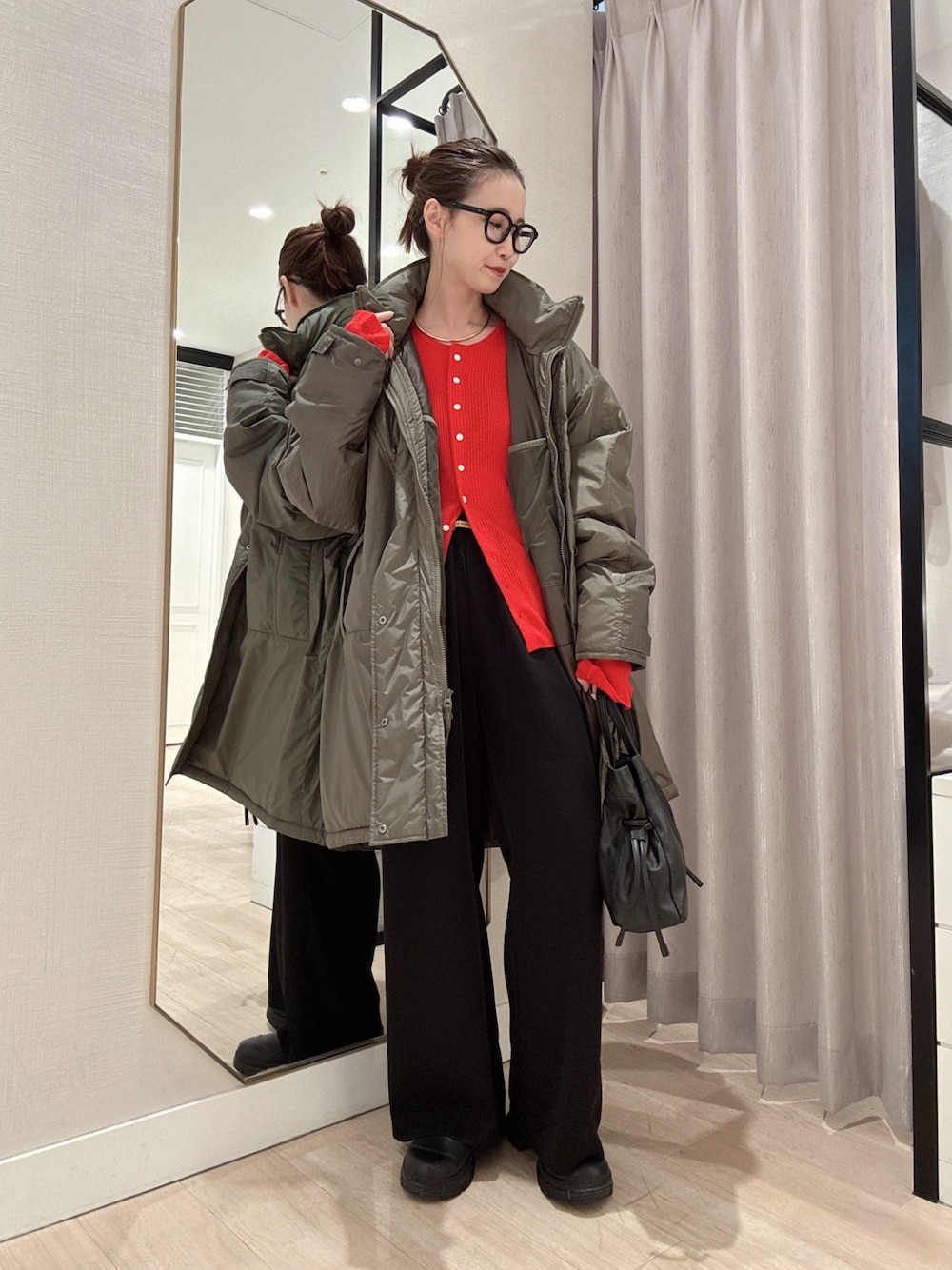 レッド系のカーディガン/ボレロ、グリーン系のその他アウター、ブラック系のその他パンツを着用したレディースの秋コーディネートの1枚目の写真