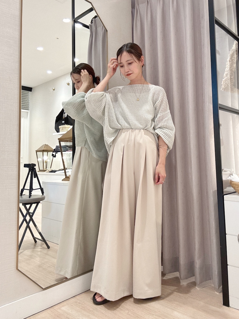 「夏コーデ、シンプルスタイル、大人女子、大人可愛い、今日のコーデ、キレイめ、150cm台コーデ、30代コーデ、シンプル・ベーシック、ホワイトコーデ、淡色コーデ」｜「Omekashiのシンプルフープピアス（ピアス（両耳用）、ゴールド系）」を使った、AYAKAさん（骨格ウェーブ・レディース・159cm）の夏コーディネートの1枚目の写真