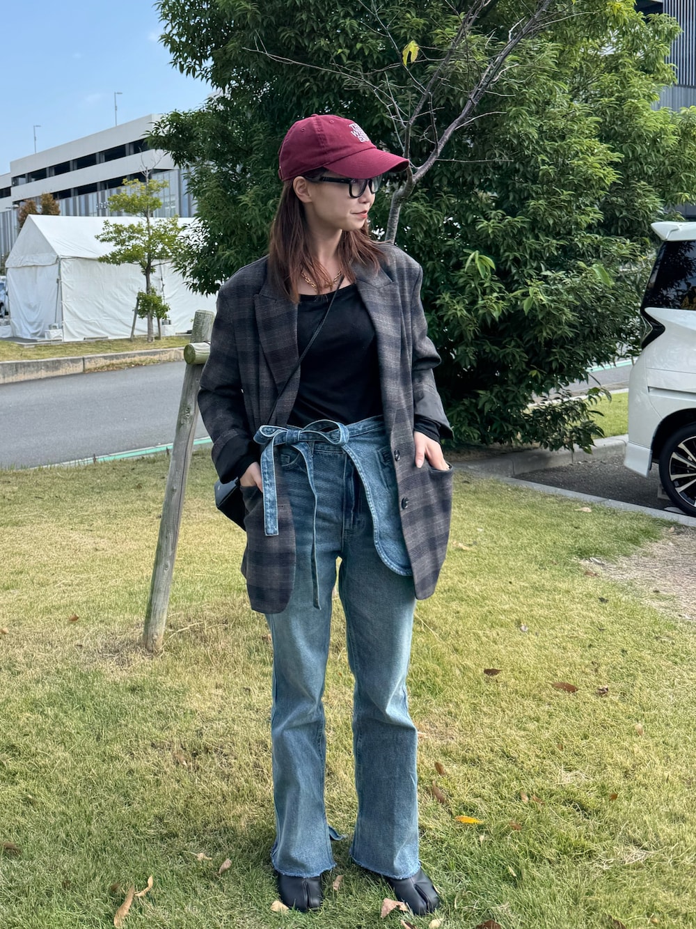 ブルー系のデニムパンツ、ブラック系のTシャツ/カットソーを着用したレディースの秋コーディネートの1枚目の写真