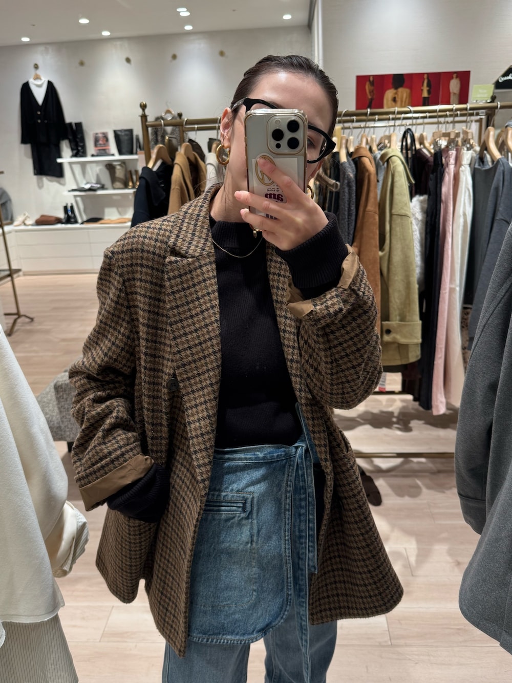 イエロー系のテーラードジャケット、ブルー系のデニムパンツを着用したレディースの秋コーディネートの1枚目の写真