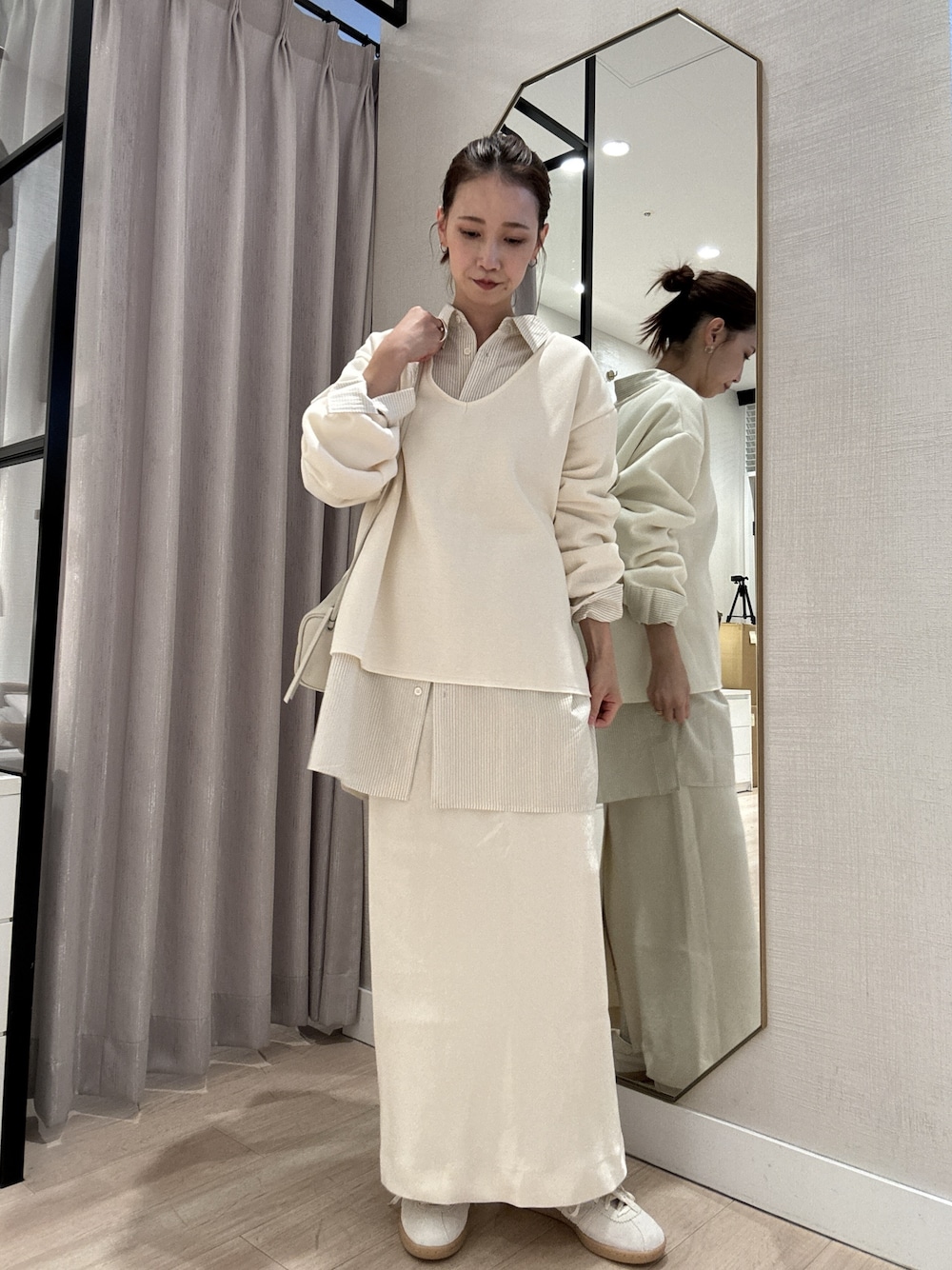 ホワイト系のシャツ/ブラウス、ホワイト系のスカート、ホワイト系のトートバッグを着用したレディースの秋コーディネートの1枚目の写真