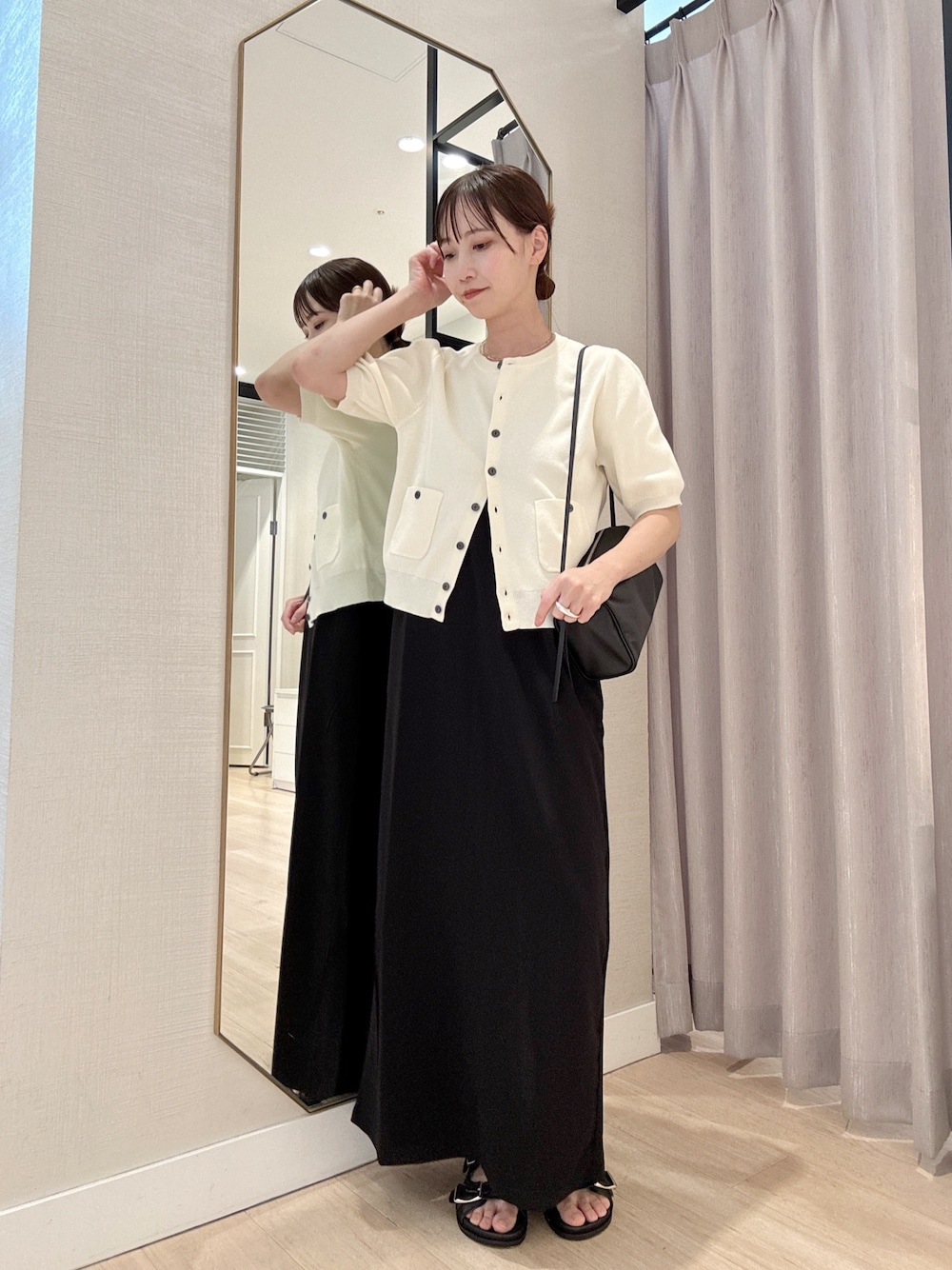「モノトーン、着こなしのちょこっとテク、お出かけコーデ、秋、大人女子、夏ファッション、シンプルスタイル、夏服コーデ」｜「OmekashiのOnfキャミワンピース（ワンピース、ブラック系）」を使った、AYAKAさん（骨格ウェーブ・レディース・159cm）の夏コーディネートの1枚目の写真