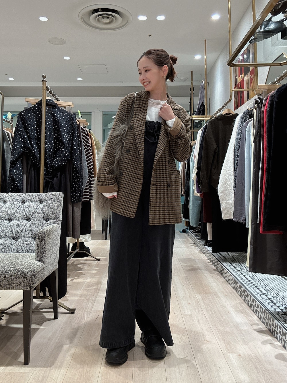 イエロー系のテーラードジャケット、ブラック系のサロペット/オーバーオール、ホワイト系のニット/セーターを着用したレディースの秋コーディネートの1枚目の写真