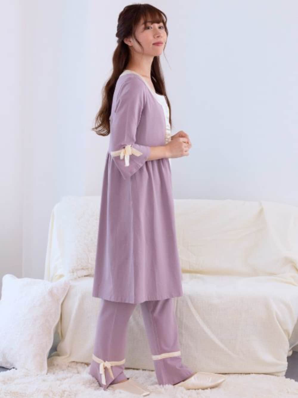 パープル系のマタニティウェア/グッズを着用したレディースの秋コーディネートの1枚目の写真