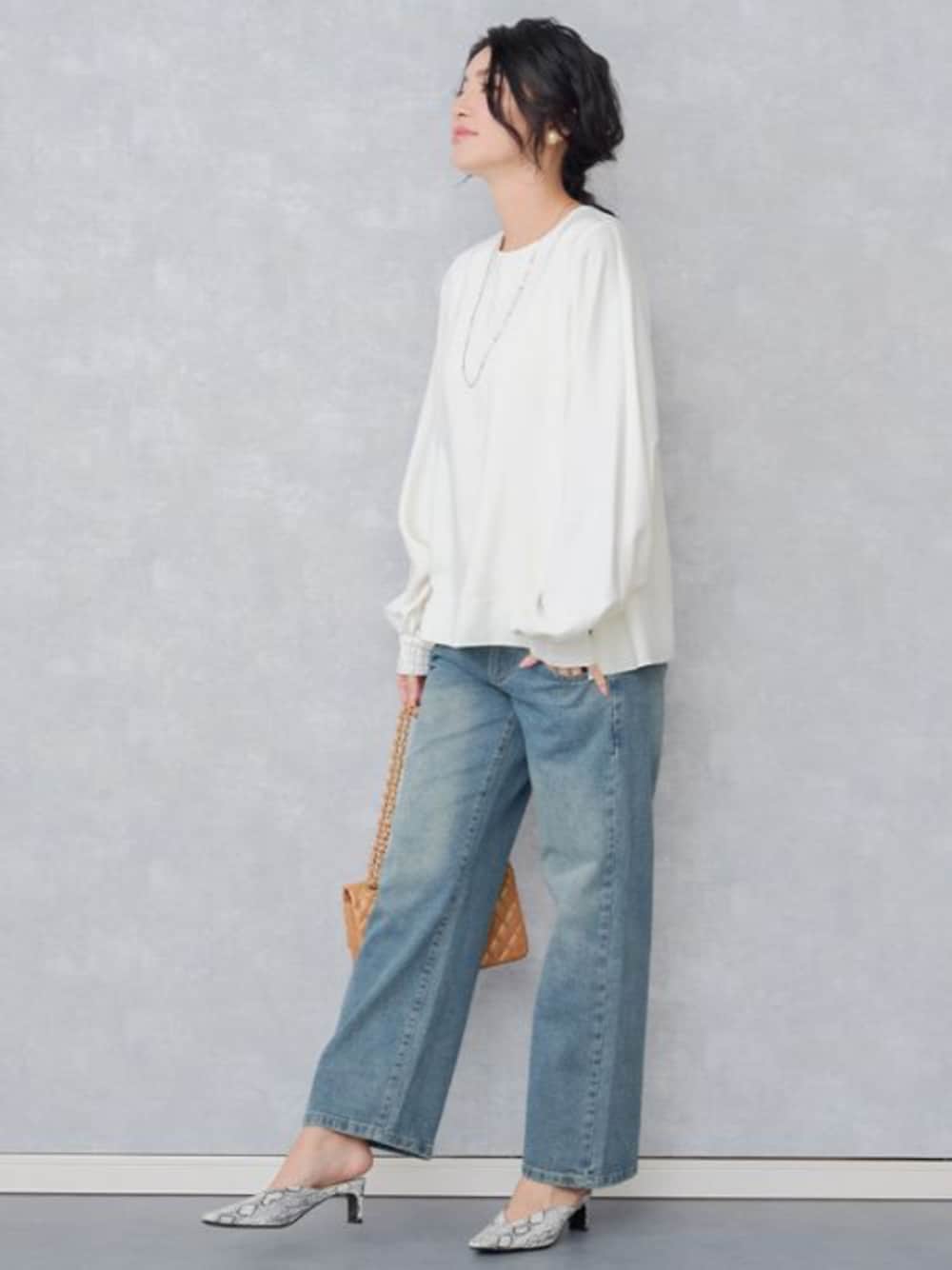 ホワイト系のシャツ/ブラウス、ブルー系のマタニティウェア/グッズを着用したレディースの秋コーディネートの1枚目の写真