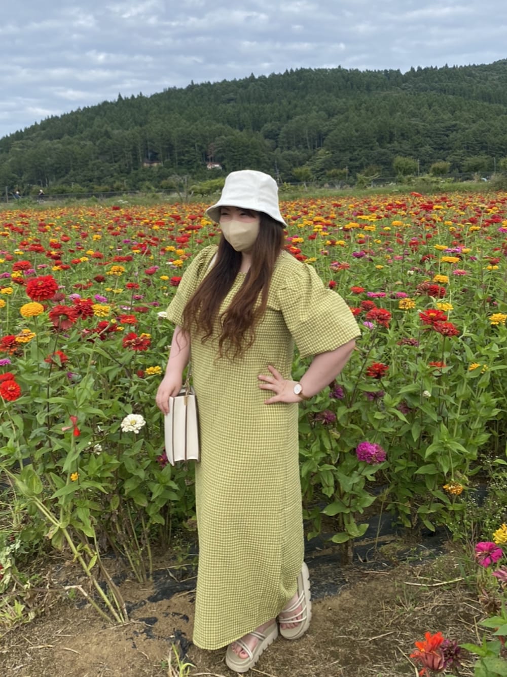 「シンプルスタイル、低身長、LOWRYSFARM、バケットハット、ワンピース」｜「LOWRYS FARMのアツゾコラインサンダル　936971（サンダル、ホワイト系）」を使った、みしゅさん（レディース・152cm）の秋コーディネートの1枚目の写真