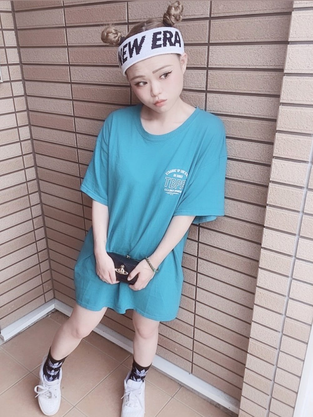 「ootd、低身長、低身長コーデ、低身長女子、ストリート、ストリートコーデ、ストリートファッション、ストリート女子、メンズライク、メンズライクコーデ、メンズライク女子、ヘアバンド、ヘアバンド×おだんご、オーバーサイズ、オーバーサイズＴ」｜「TIGHTBOOTH PRODUCTIONのアイテム（Tシャツ/カットソー、ブルー系）」を使った、ま ぁ こ さん（レディース・145cm）の秋コーディネートの1枚目の写真