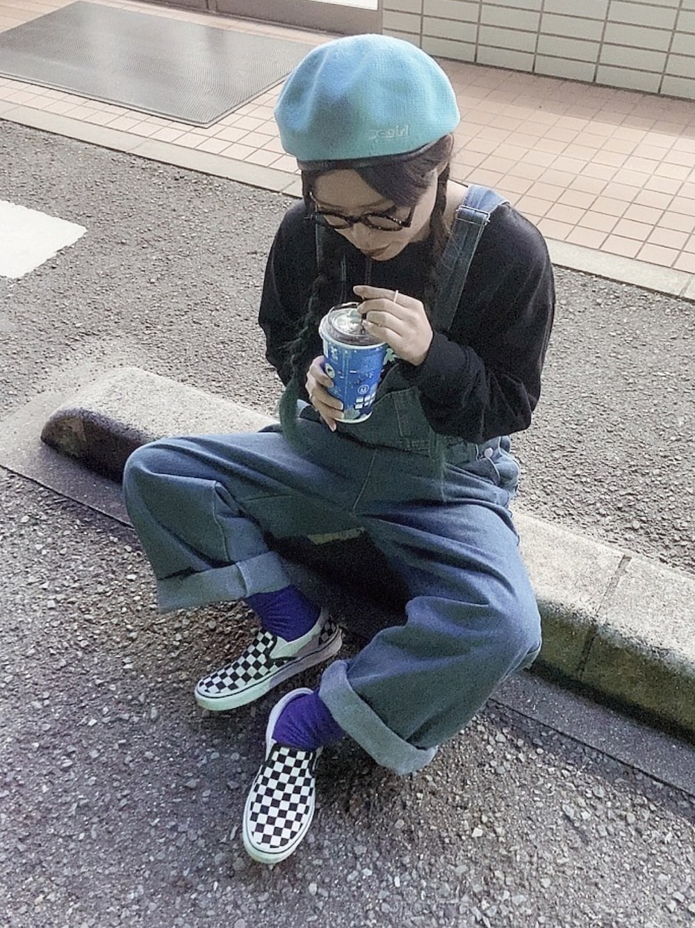 「低身長、低身長コーデ、低身長女子、オーバーサイズ、オーバーオール、ストリート、ストリートコーデ、ストリートファッション、メンズライク、メンズライク女子、スニーカー、スニーカー女子、ベレー帽、ダテメガネ、ベレー帽×メガネ」｜「VANSのVANS CLASSIC SLIP-ON (BLACK/WHITE)（スリッポン、ブラック系）」を使った、ま ぁ こ さん（レディース・144cm）の秋コーディネートの1枚目の写真