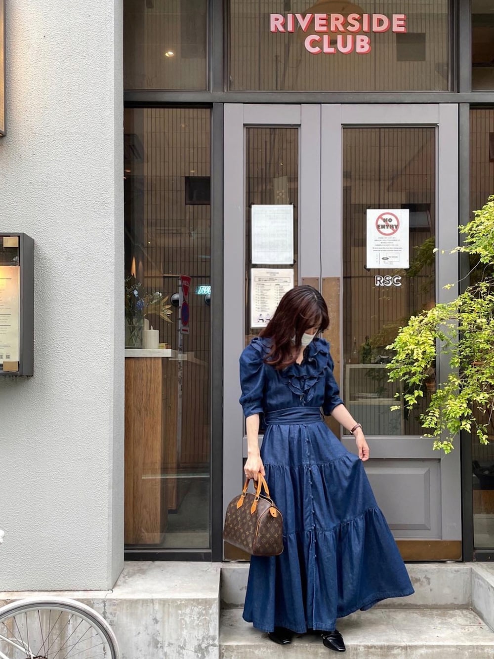 「オトナ女子、ロングワンピース、低身長、低身長コーデ、スナイデル、snidel、新木優子、デニムワンピース、ローファー、休日スタイル」｜「SNIDELの【SNIDEL×新木優子×sweet】ワンピース（ワンピース、ブルー系）」を使った、madokaさん（レディース・153cm）の夏コーディネートの1枚目の写真