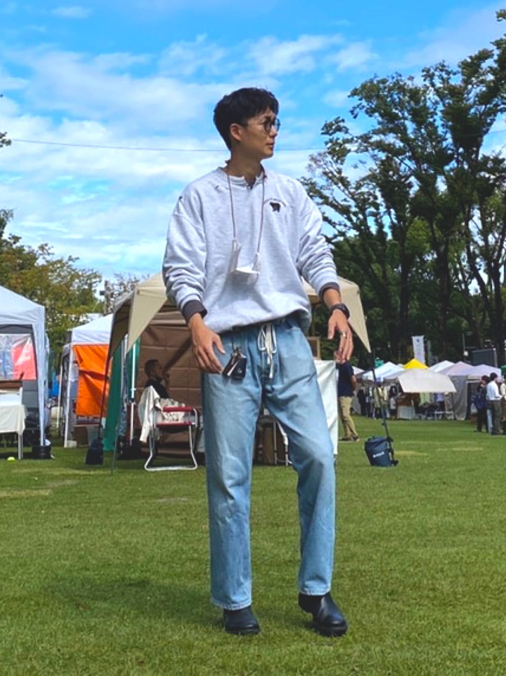 「休日コーデ、スウェット、デニム、リーバイス501、レイヤードスタイル、革靴」｜「Levi'sのアイテム（デニムパンツ、ブルー系）」を使った、とぅるさん（メンズ・178cm）の秋コーディネートの1枚目の写真