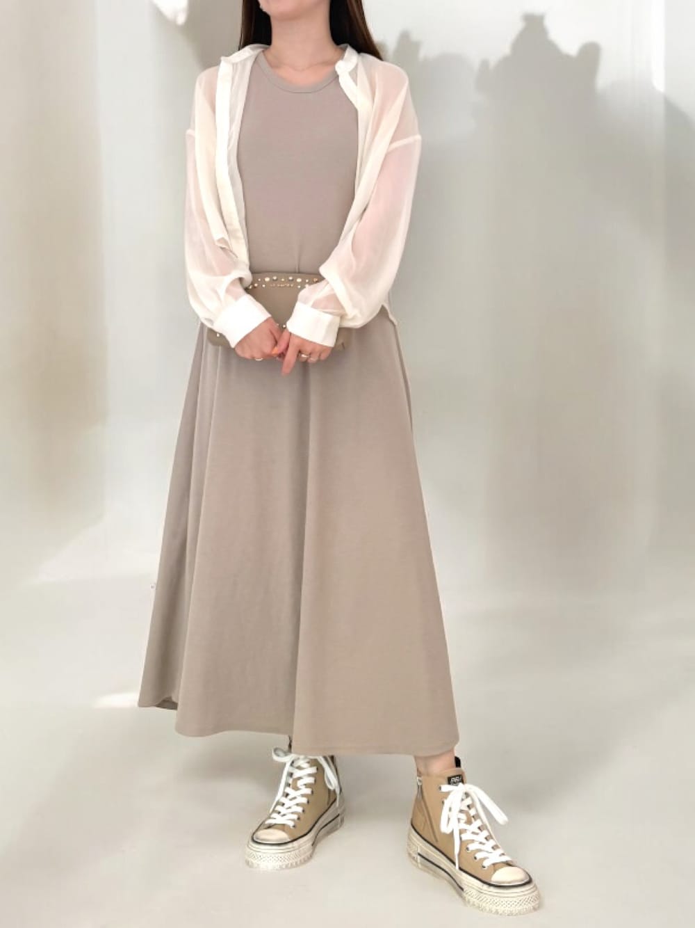 「おでかけコーデ、オトナカジュアル、シンプルスタイル、春夏コーデ、シアートップス、大人ファッション、スニーカー、スニーカーコーデ、ハイカットスニーカー、ハイカット、ワンピース、ワントーンコーデ、ベージュ、ベージュコーデ、春夏」｜「ASHのASH/アッシュ 【RAGE】厚底ハイカットスニーカー（スニーカー、ベージュ系）」を使った、ashognさん（レディース・157cm）の春コーディネートの1枚目の写真